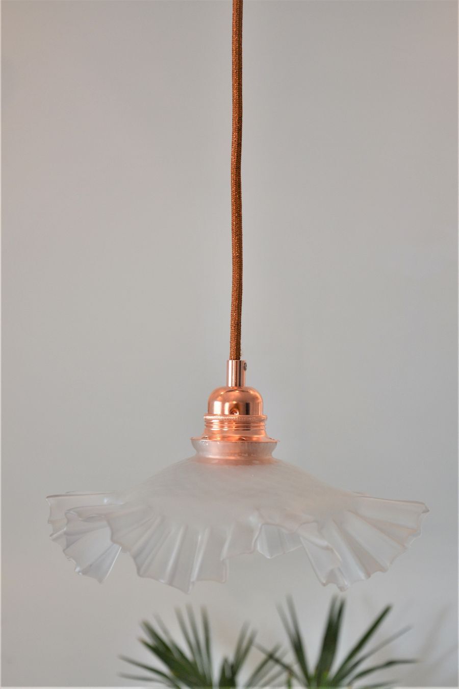 White pleated glass pendant lamp – electric mounting copper color