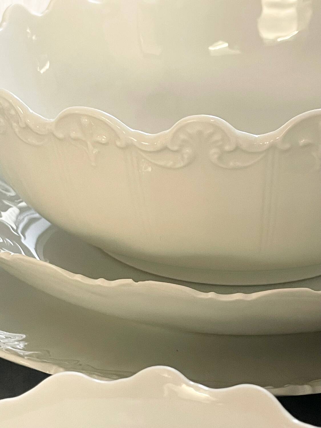 Prestigious 62-piece dinnerware set in vintage 70's Limoges white porcelain by Raynaud