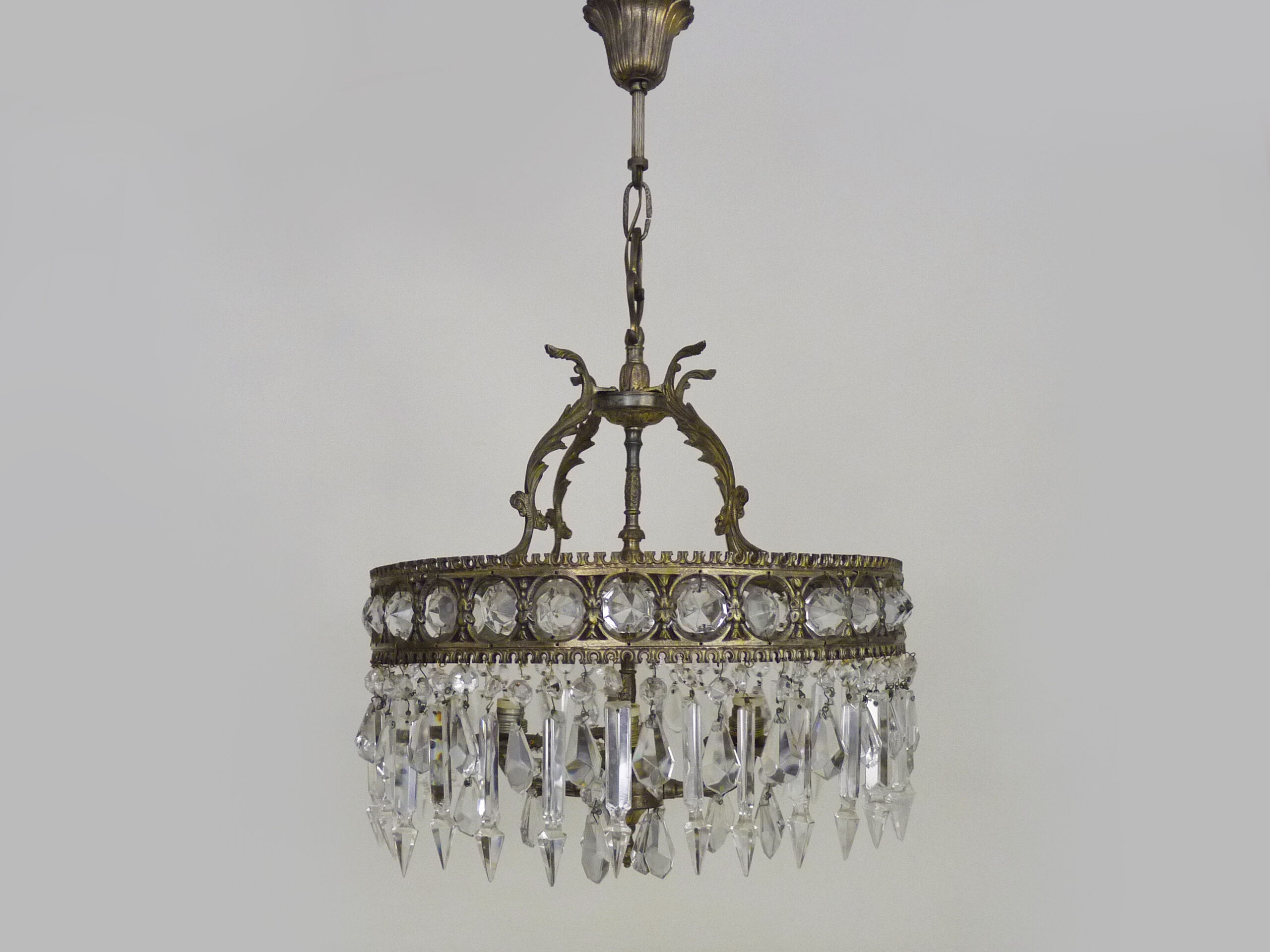 Old chandelier in bronze or silver brass, 4 lights, crystal grapevines. Year 60 70