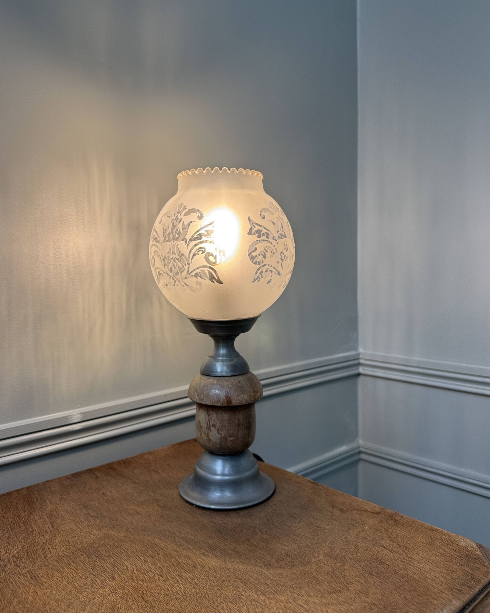 Art Nouveau lamp with engraved glass