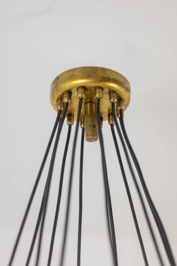 Lustre à 12 lumières en laiton patiné et métal laqué noir. Contemporain