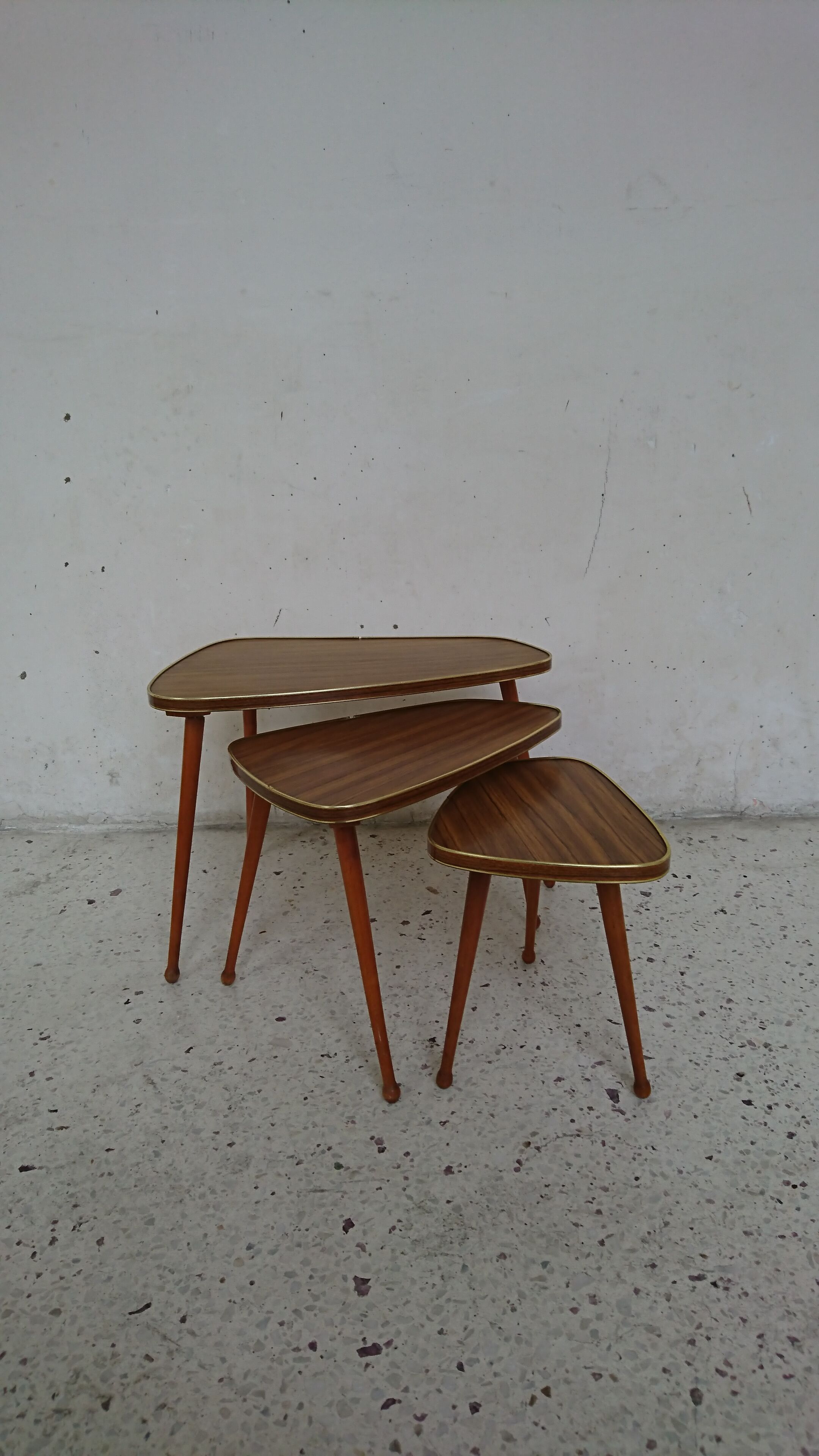 Table-gigogne tripode