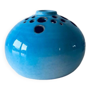 Vase pique fleurs signé