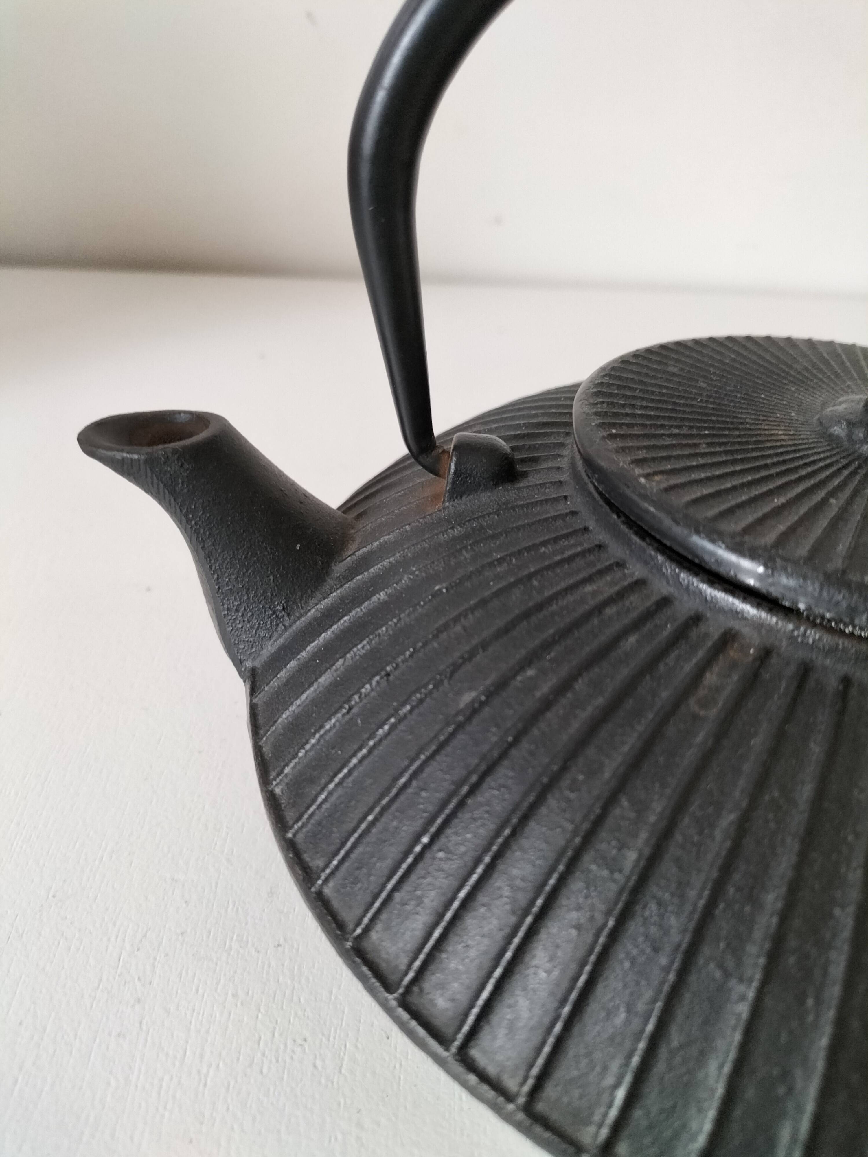 Black grooved cast iron teapot – Japanese Zen style
