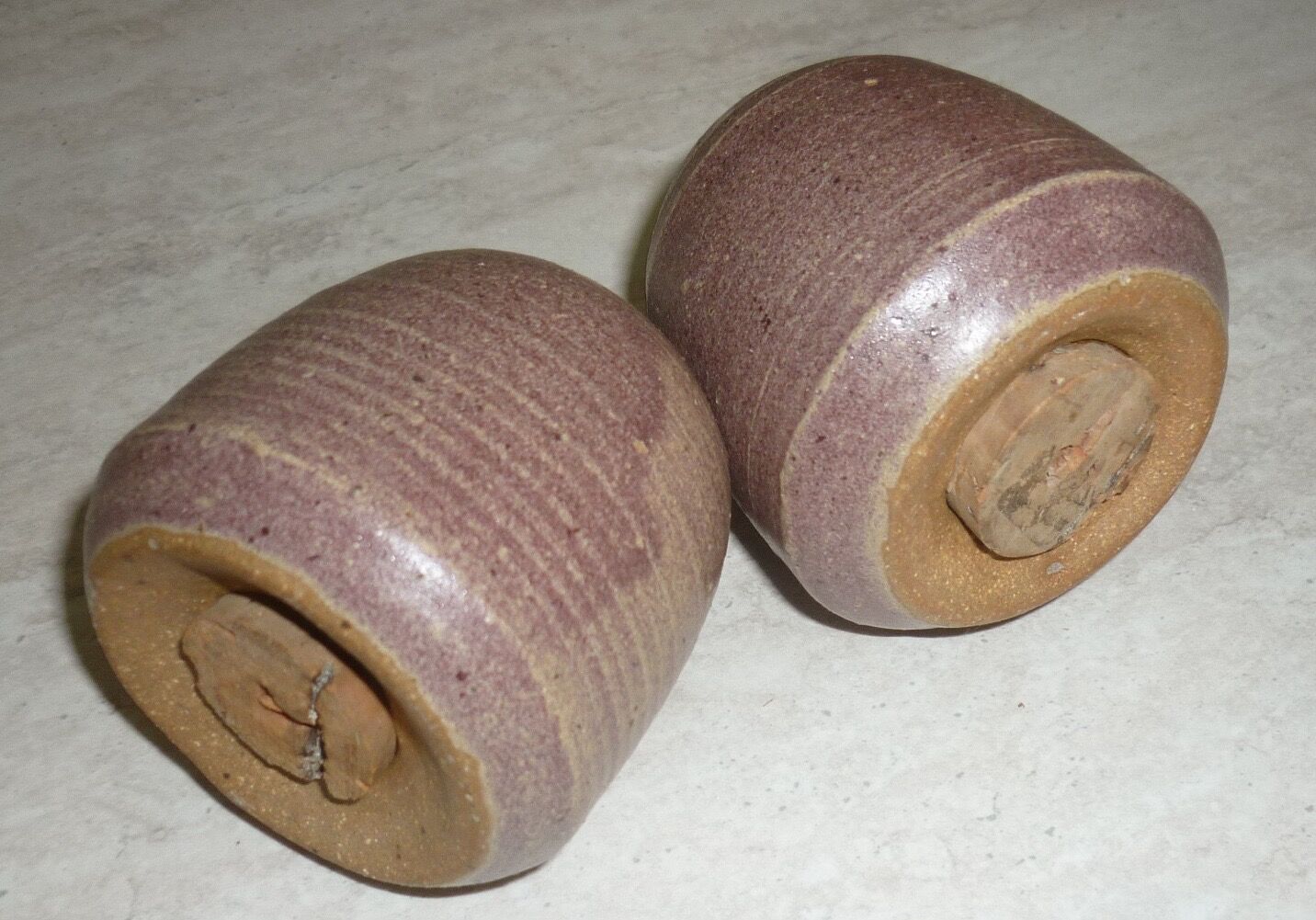Salt and pepper service in purple-parma ceramic