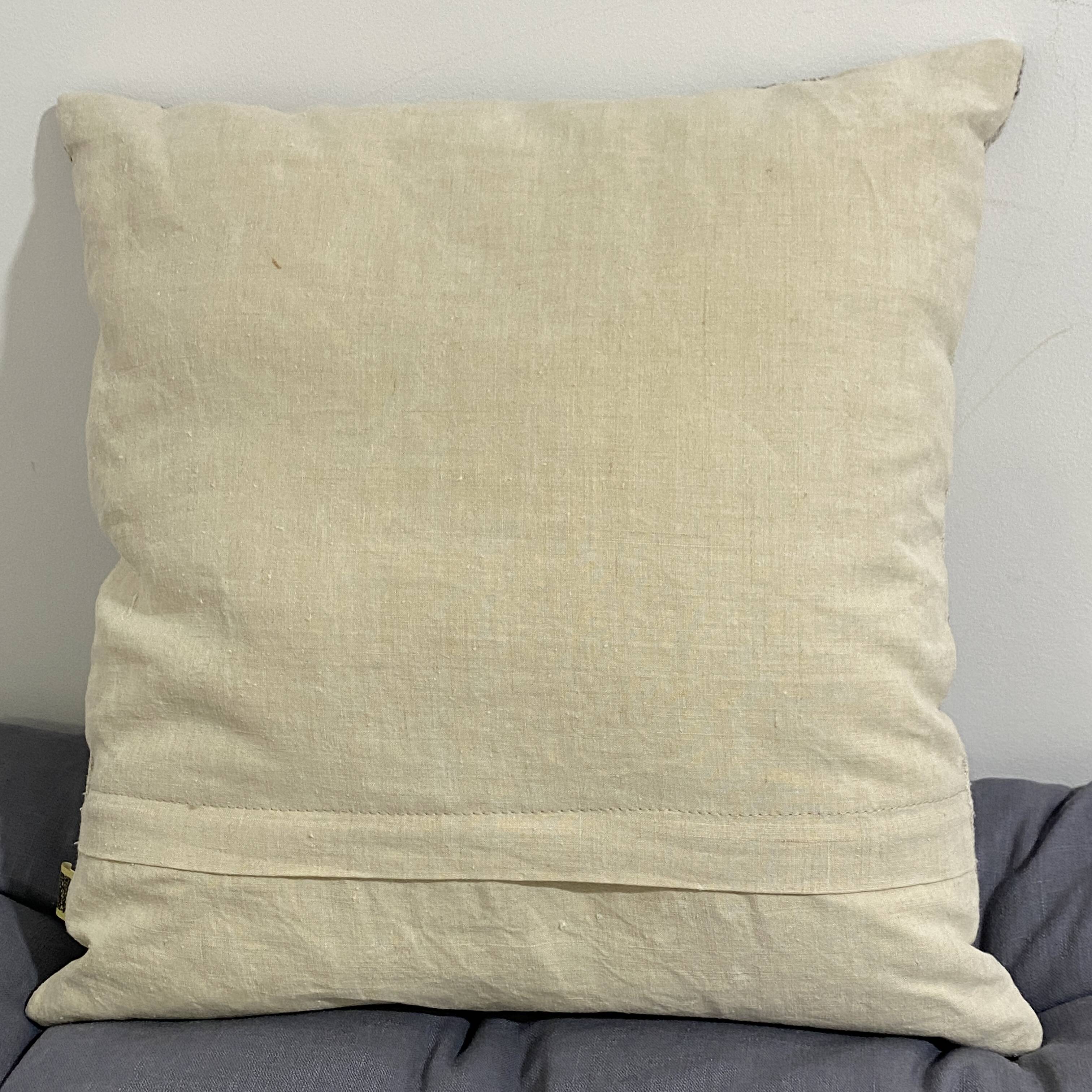 Coussin en toile ancienne style Kilim