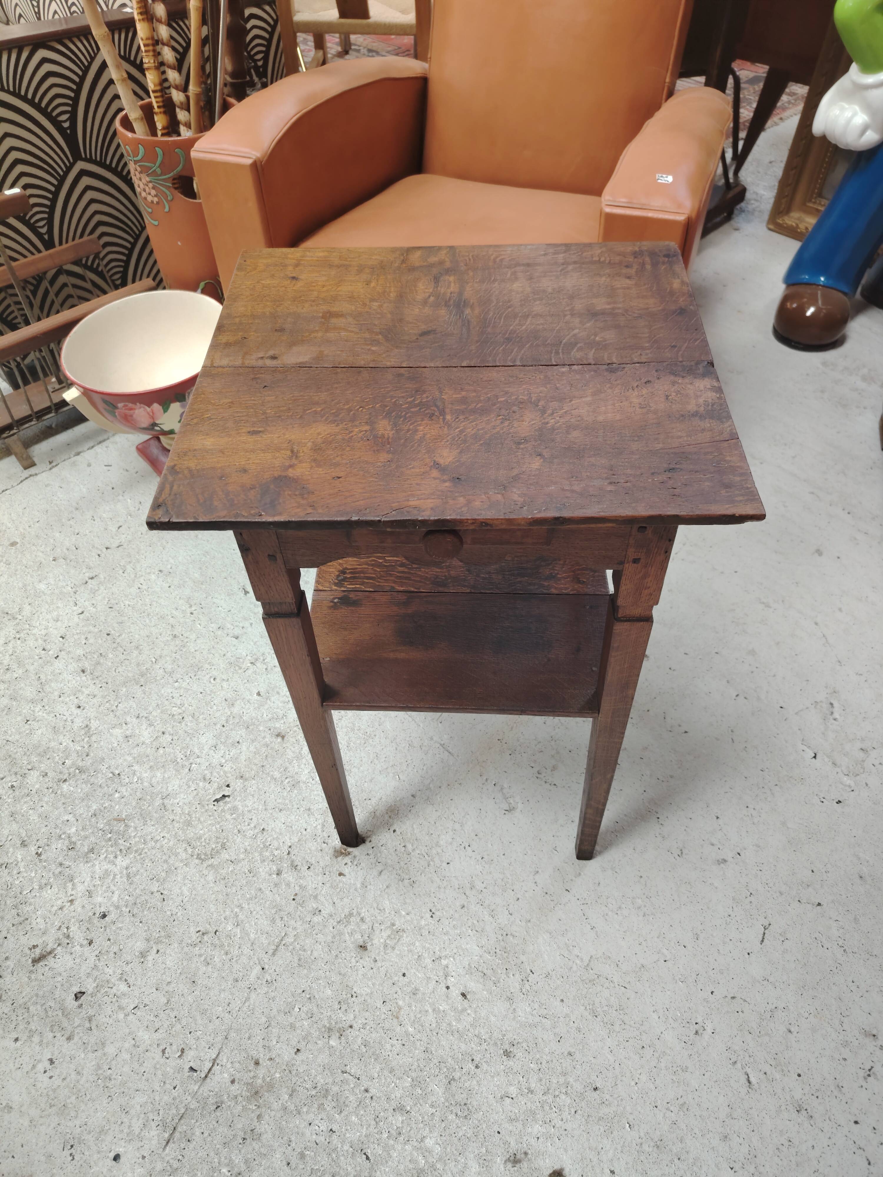 Petite table d'appoint rustique en chêne massif avec tiroir début XXe