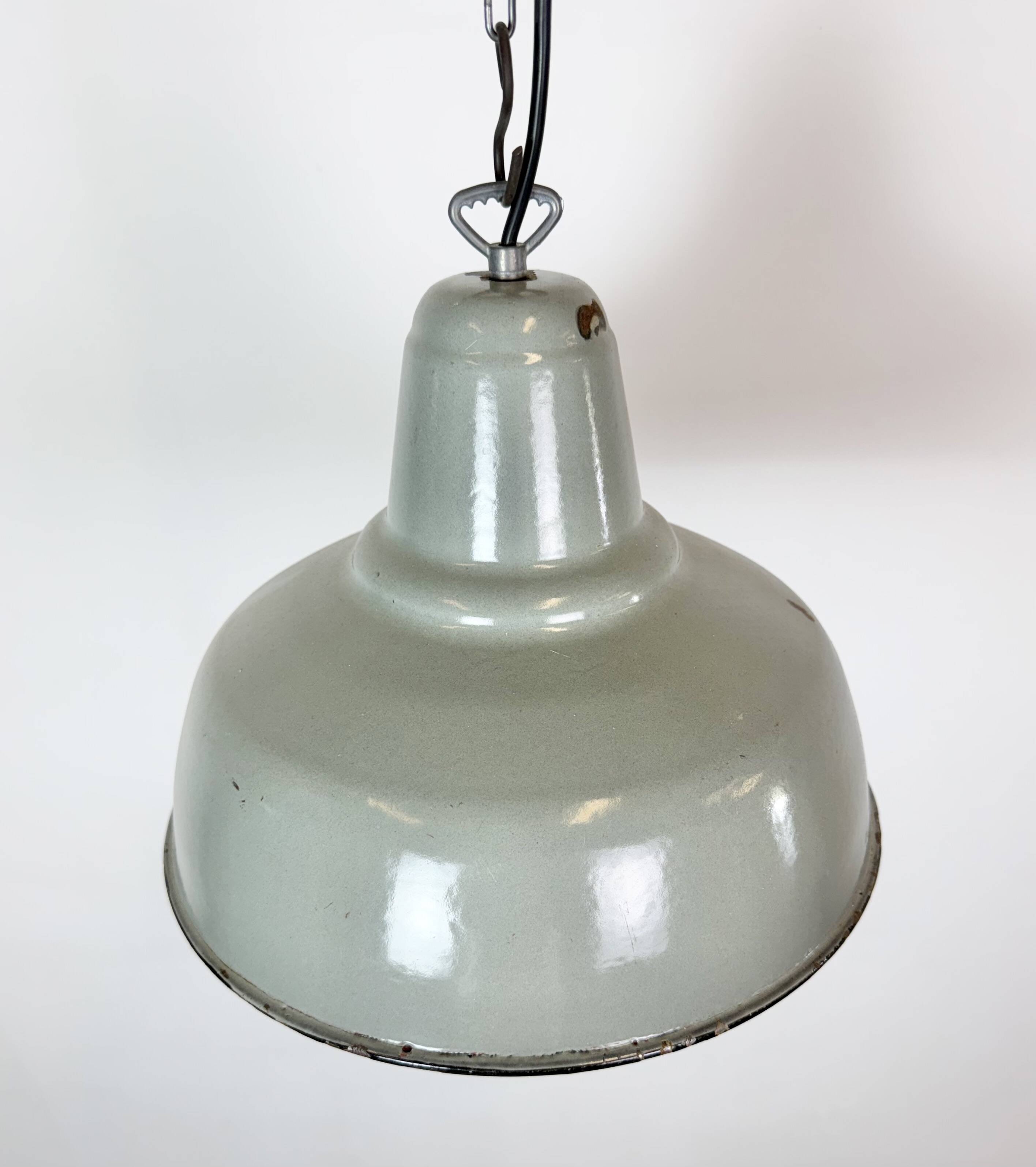 Lampe suspendue en émail gris industriel, années 1960