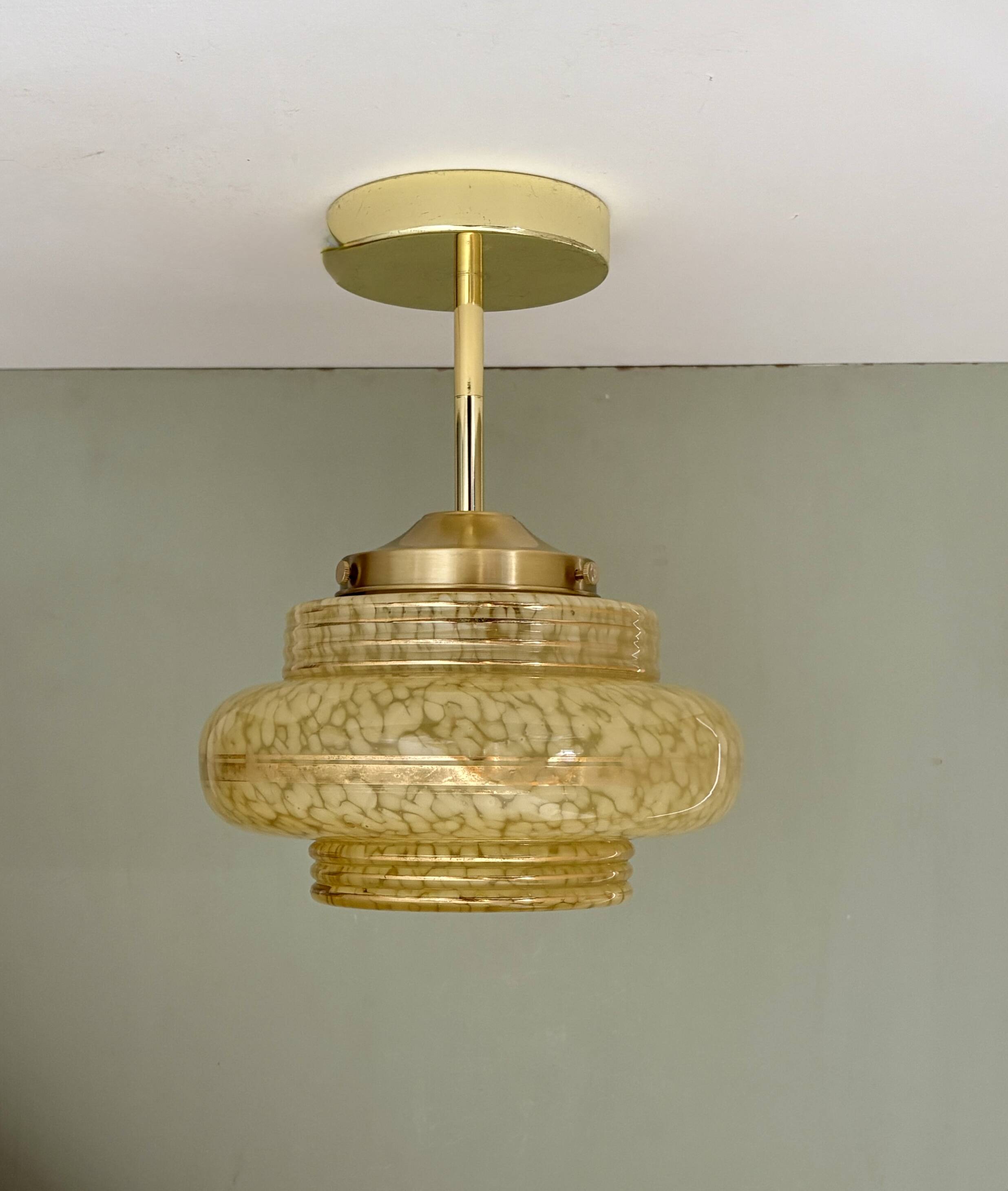 Suspension / Plafonnier globe vintage art déco en verre de Clichy jaune