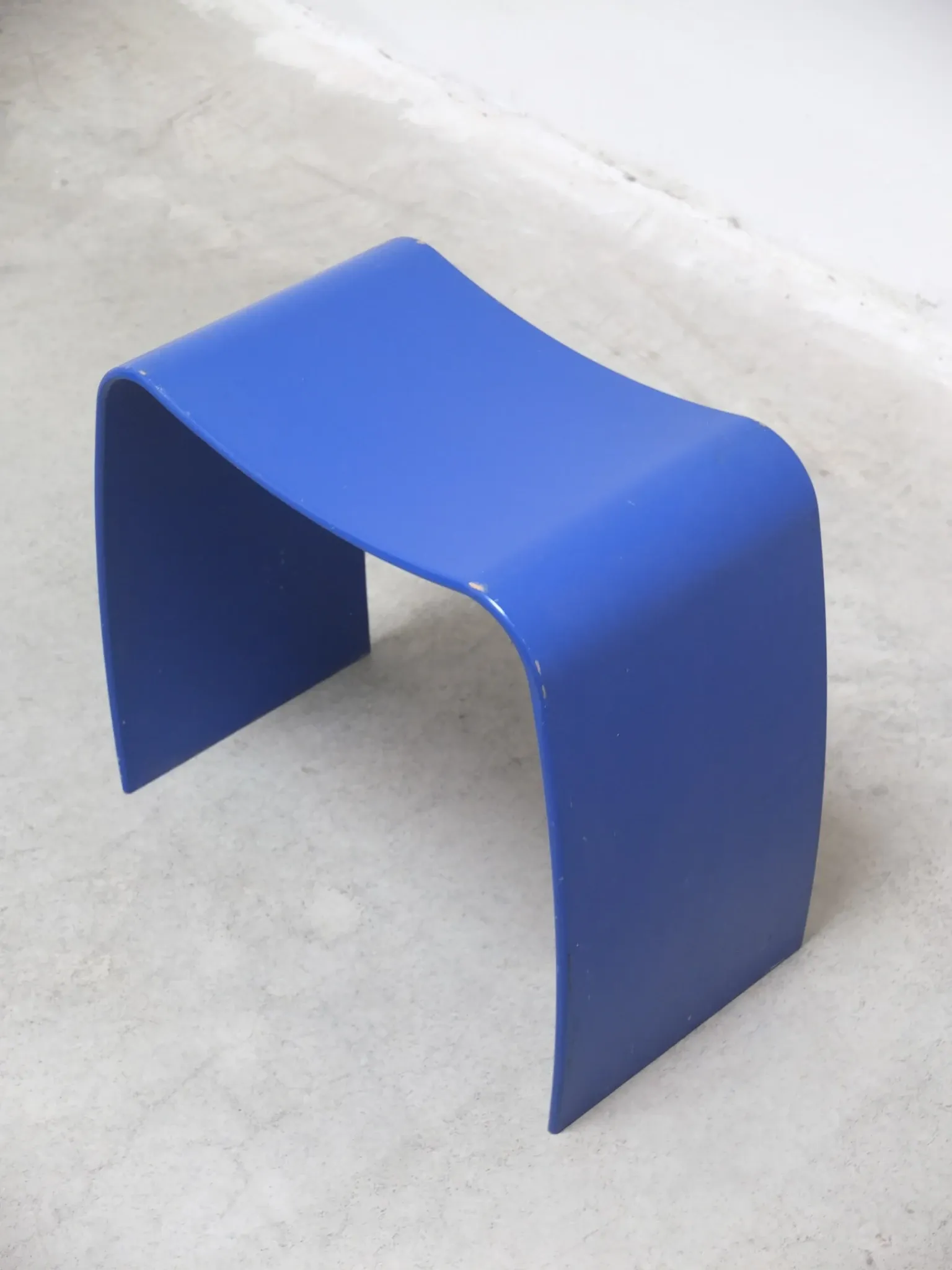 Tabouret bleu 'M' par Jørgen Møller pour Askman, années 1990.