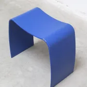 Tabouret bleu 'M' par Jørgen Møller pour Askman, années 1990.