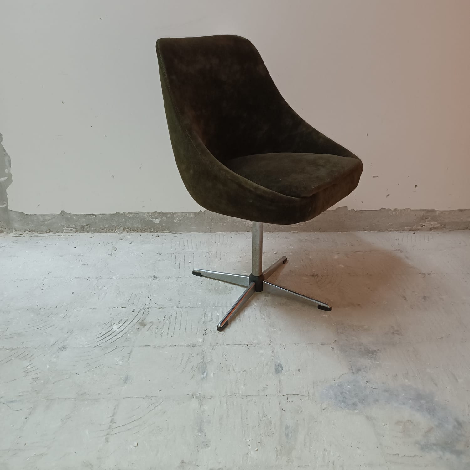 Pairs of vintage chairs from the 50s/60s swivel.