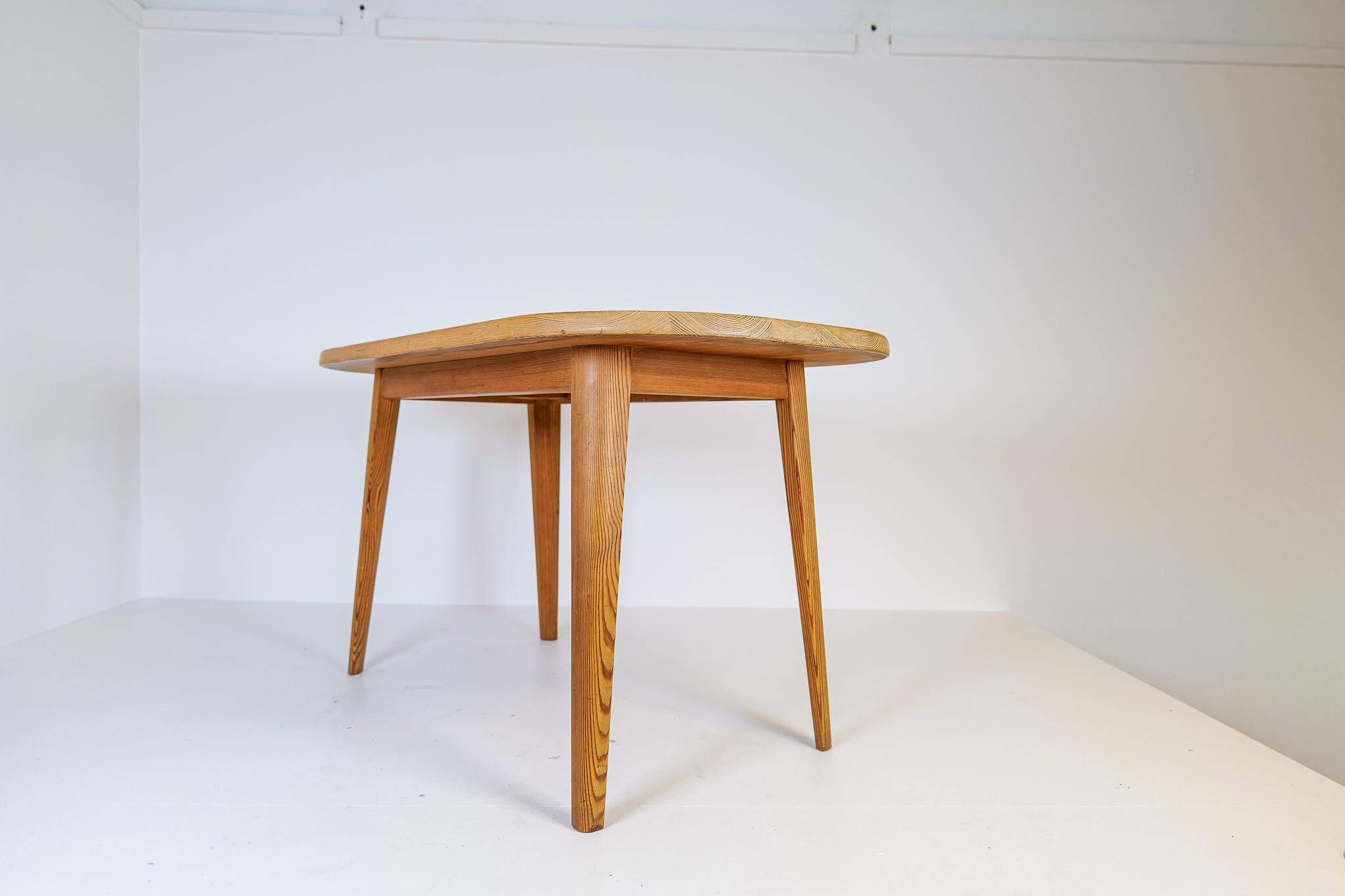 Table basse en pin du milieu du siècle par Carl Malmsten, Suède, années 1940