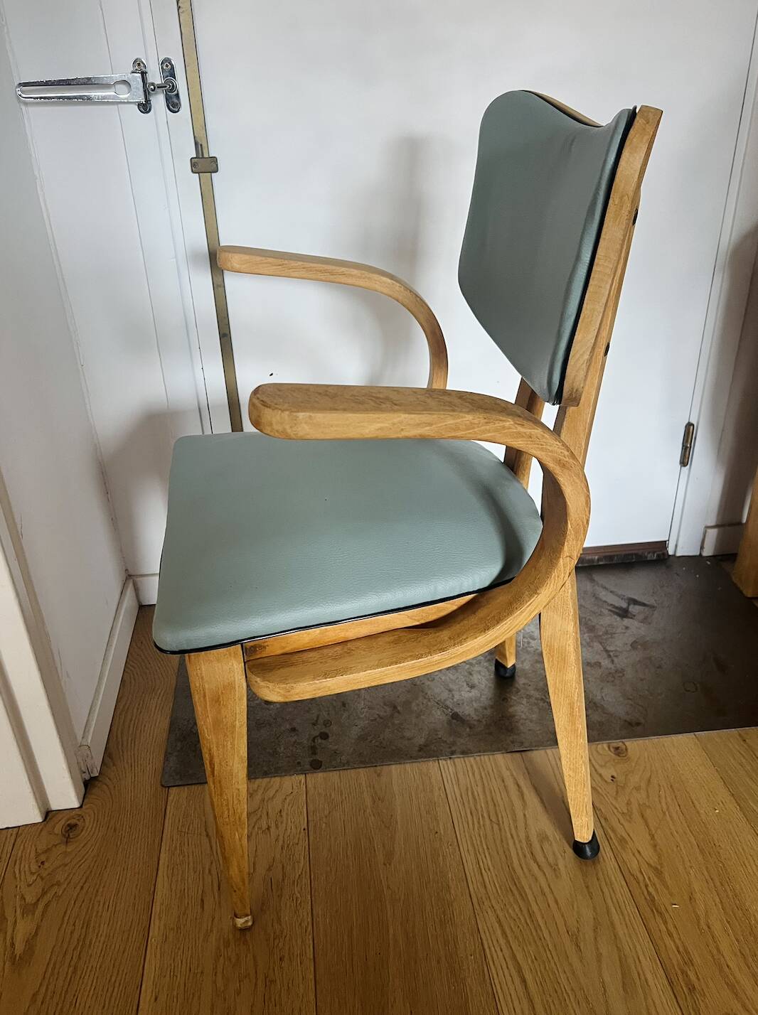 Suite de 4 Fauteuils Vintage « papillon » Pieds Compas