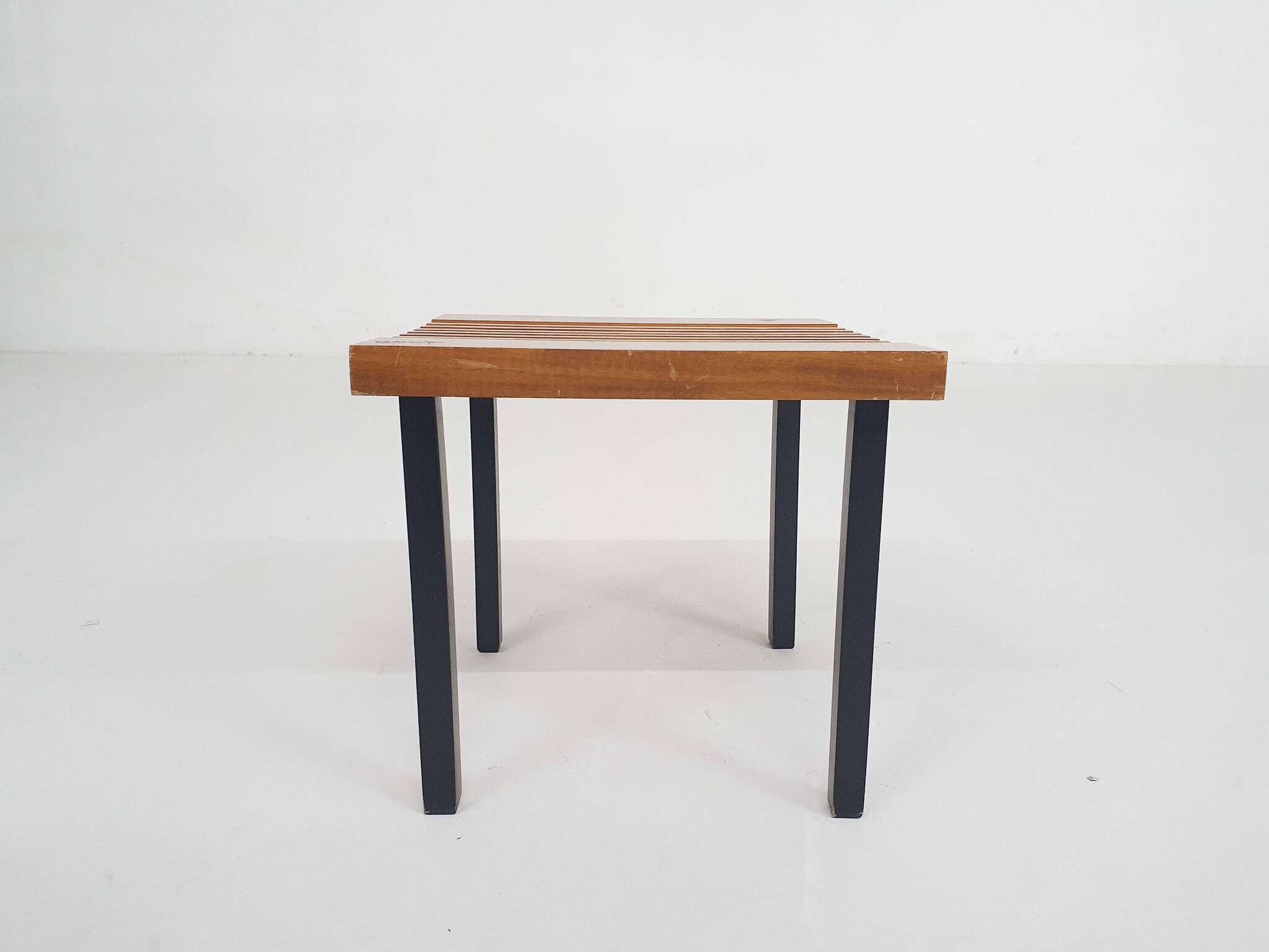 Petite table d'appoint en bois et métal, Pays-Bas années 1960.