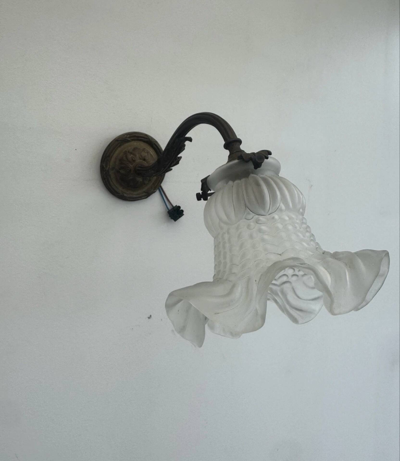 Antique bronze wall light in Louis XVI style - tulip-shaped glass paste flower.