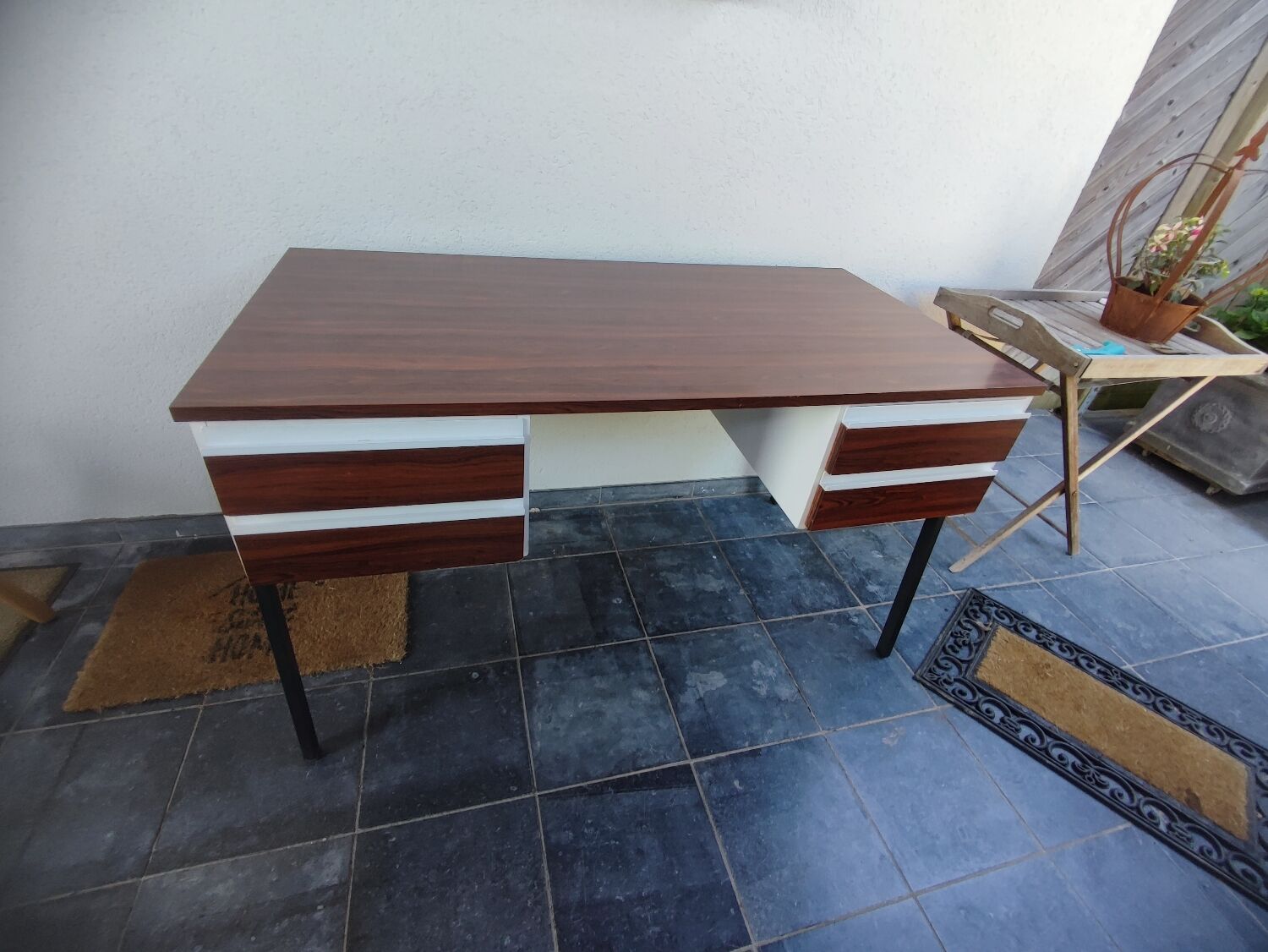 Minimalist formica desk