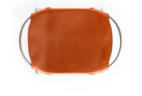 Pair of metal stools without a backrest in tobacco and silver.
