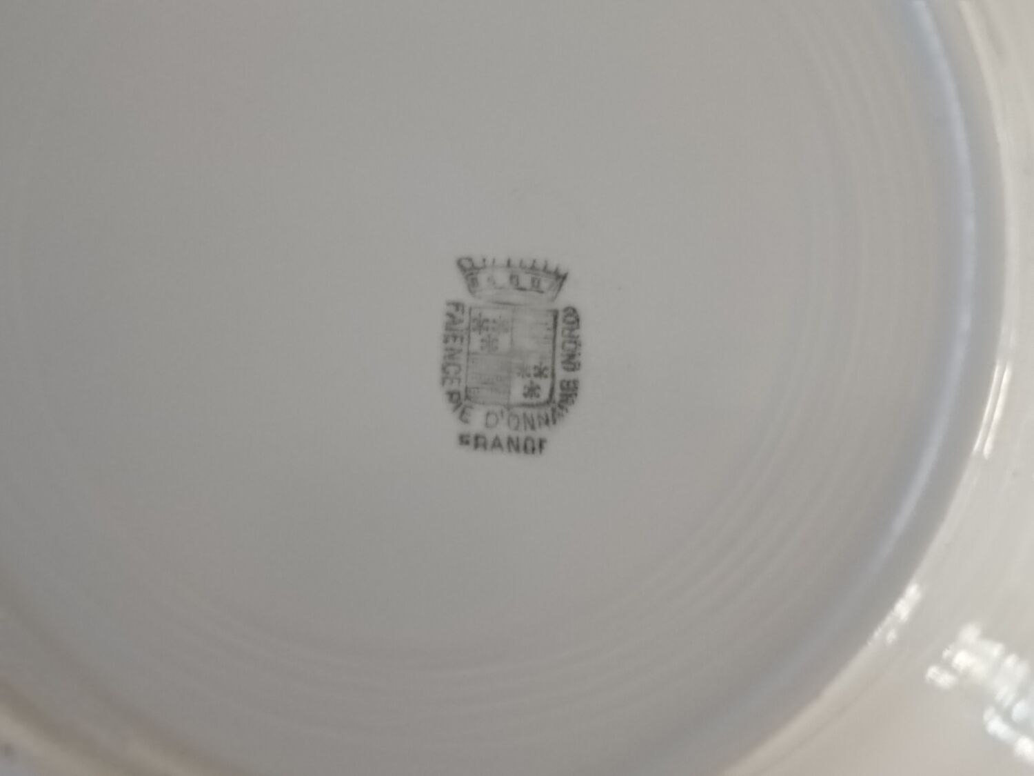 Lot trois assiettes terre de fer Onnaing