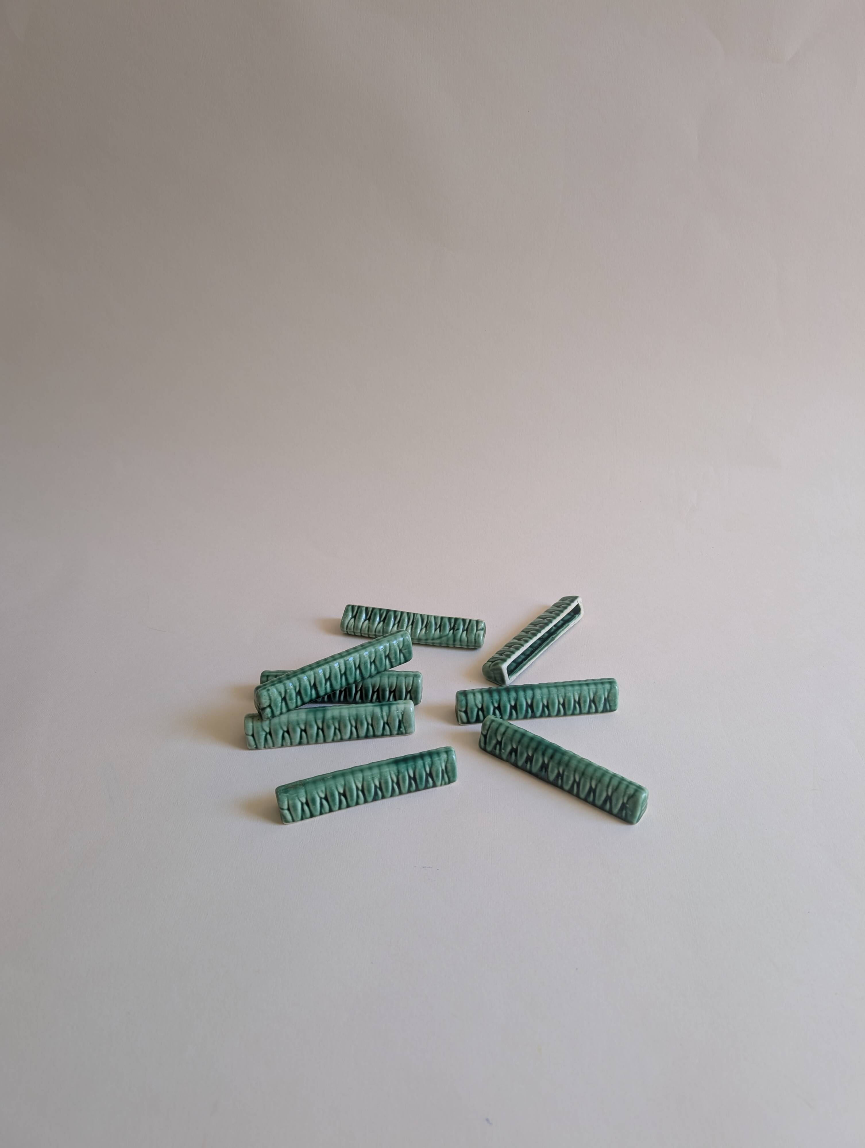 Set of 8 ceramic knife holders