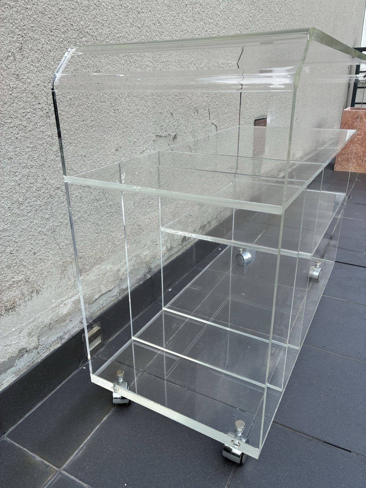 Chariot en lucite épais sur roulettes, années 1970