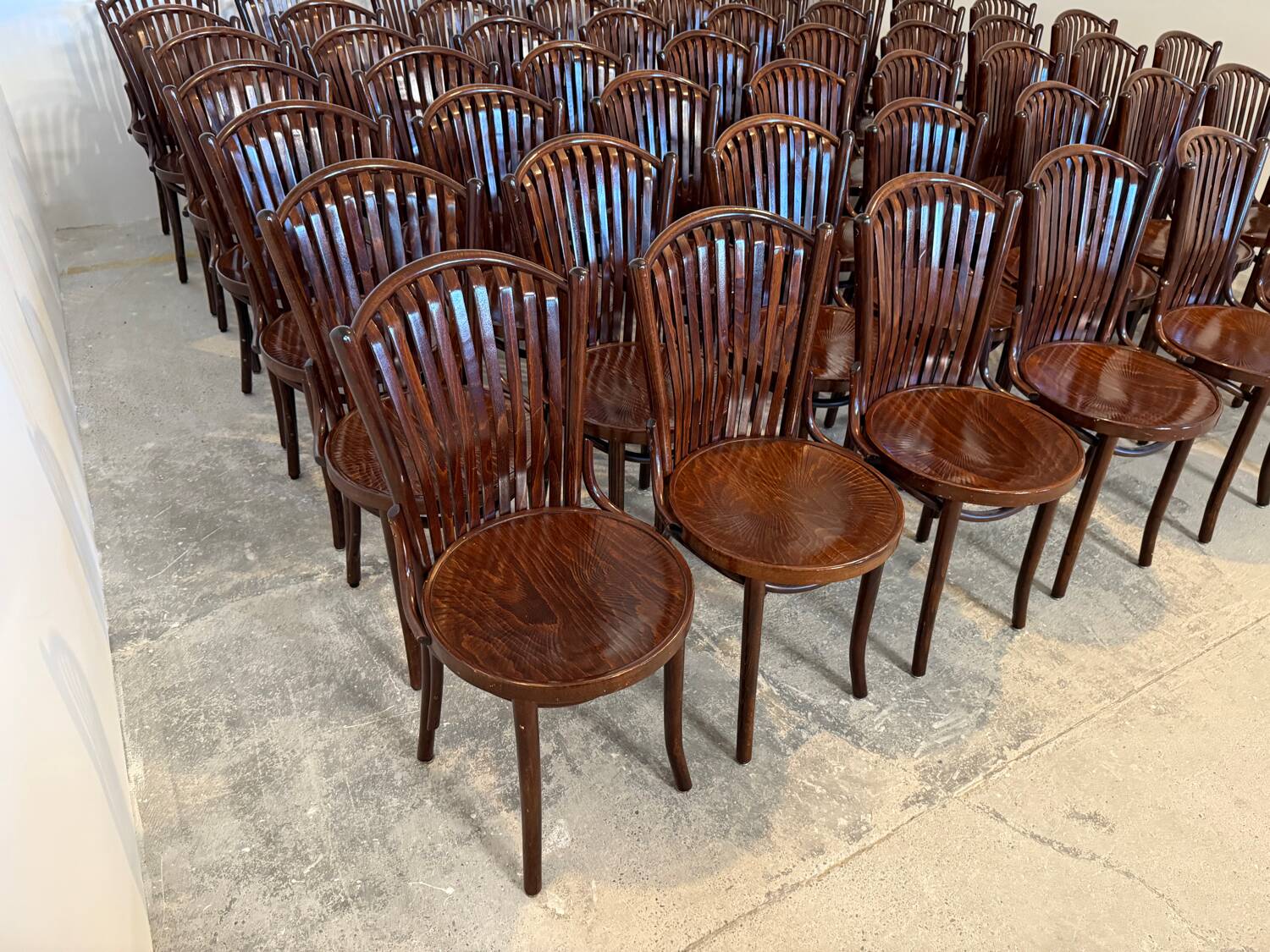 Set of 40 bentwood bistro chairs – Thonet style – Acajou finish