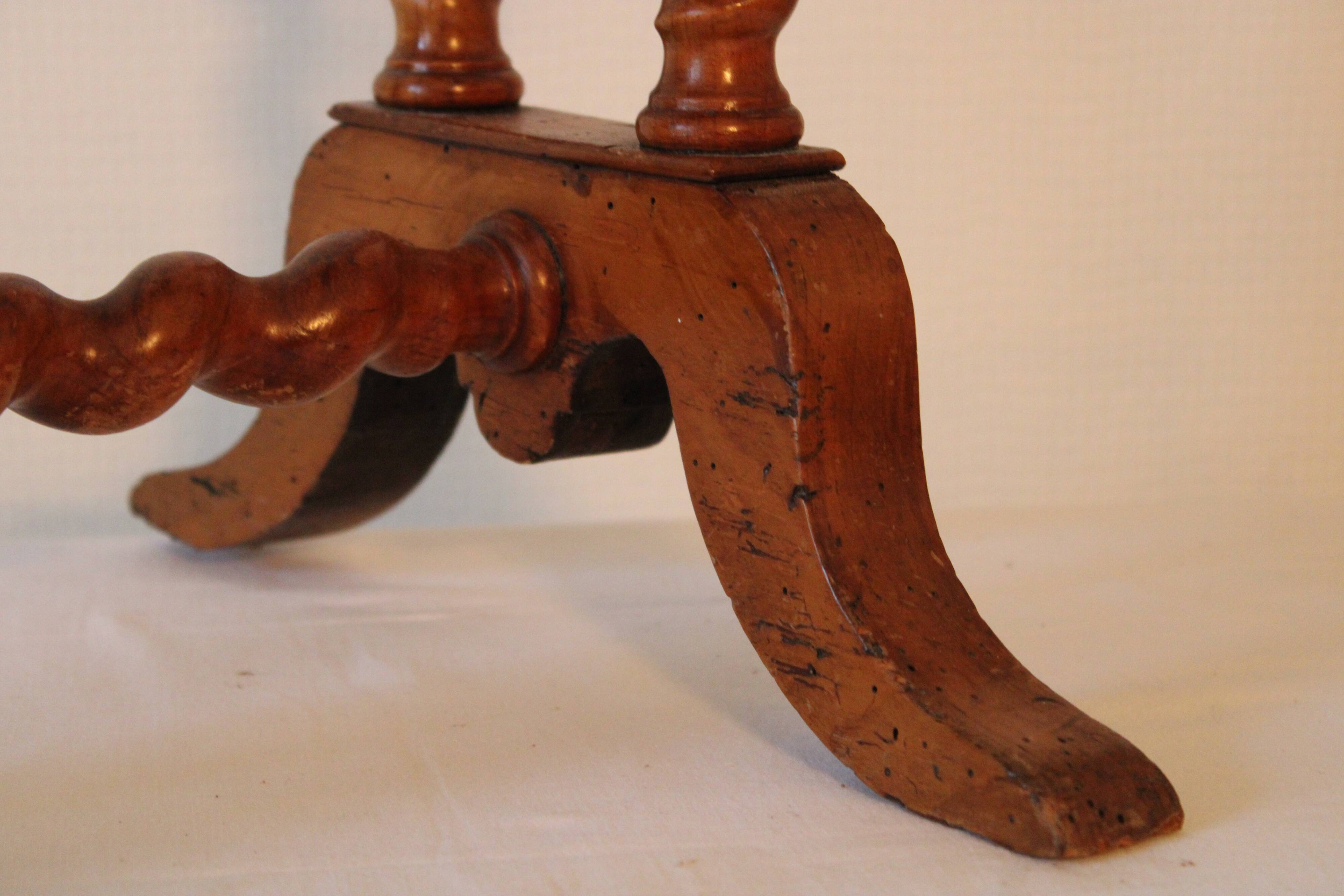 Pedestal table in wood and havana coloured leather tray