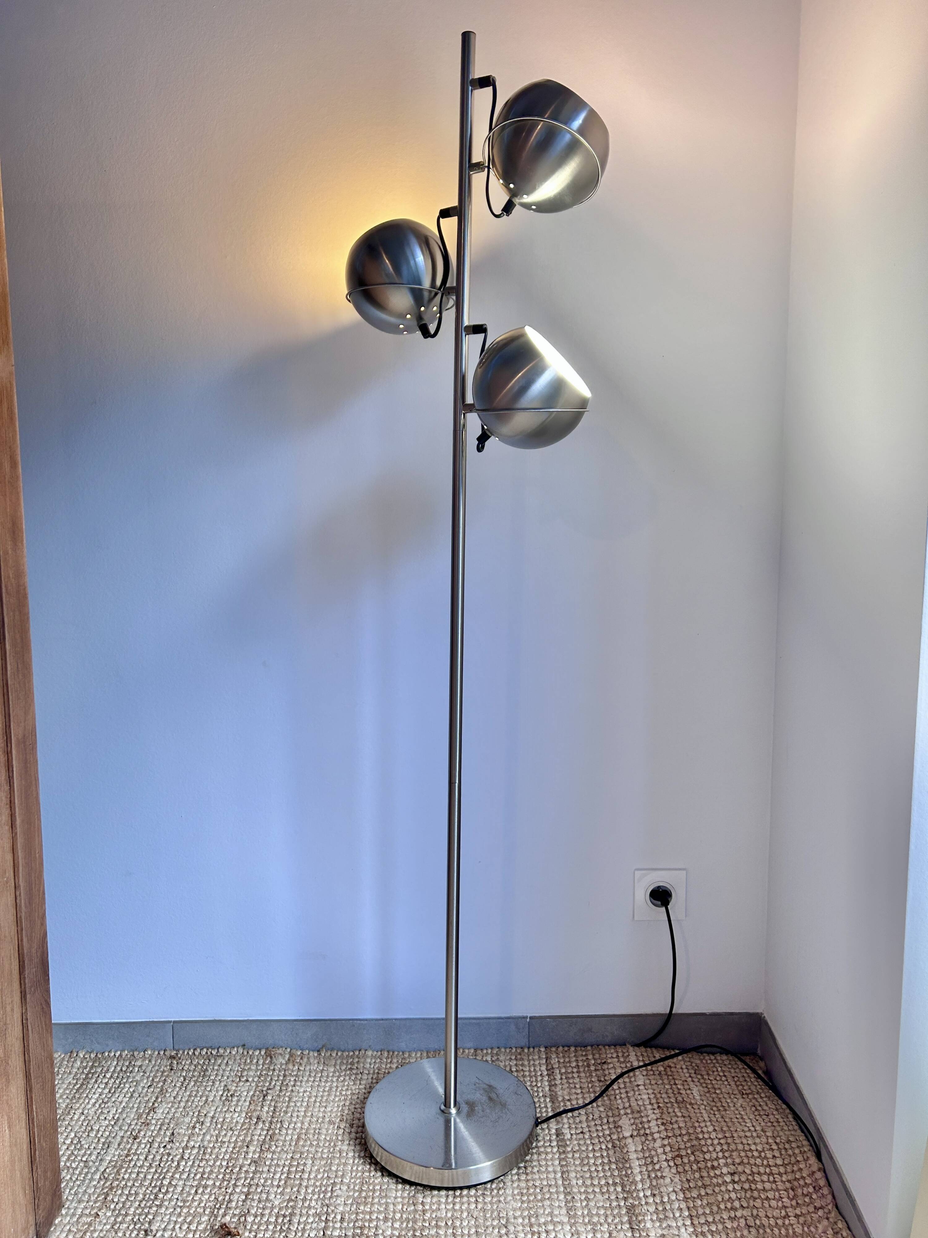 3-light metal eyeball floor lamp