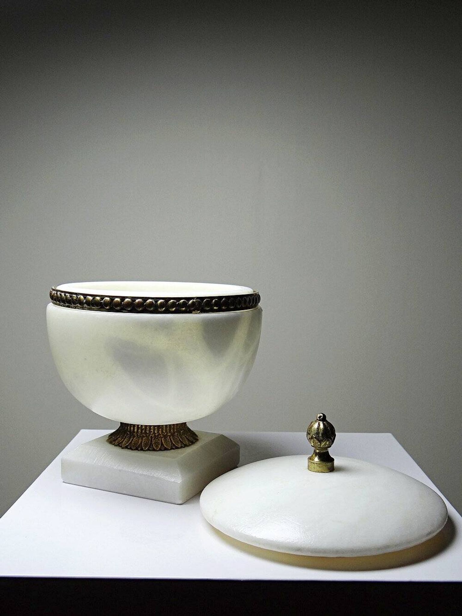 Alabaster and bronze bonbonnière in Empire style, circa 1900-1930.