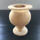 Vase style Médicis en albâtre