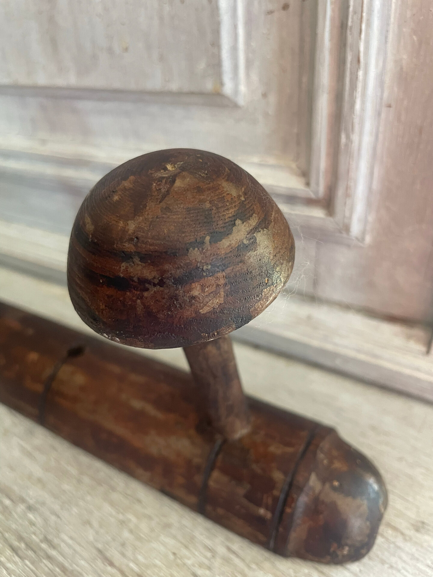 Wall-mounted wooden coat rack with 6 hooks