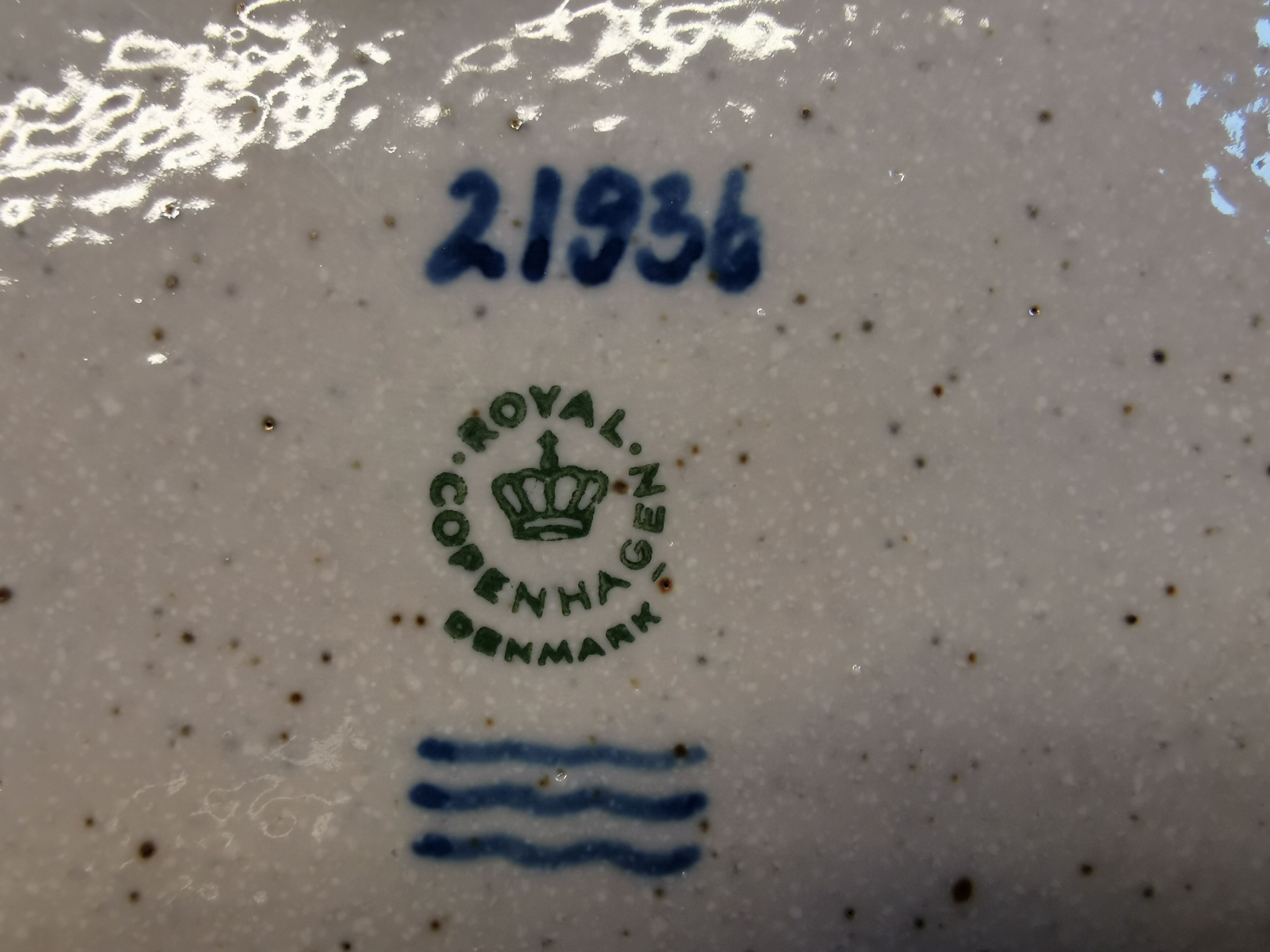 Dish in stoneware with  model 21936, by Jørgen Mogensen and manufactured by Royal Copenhagen