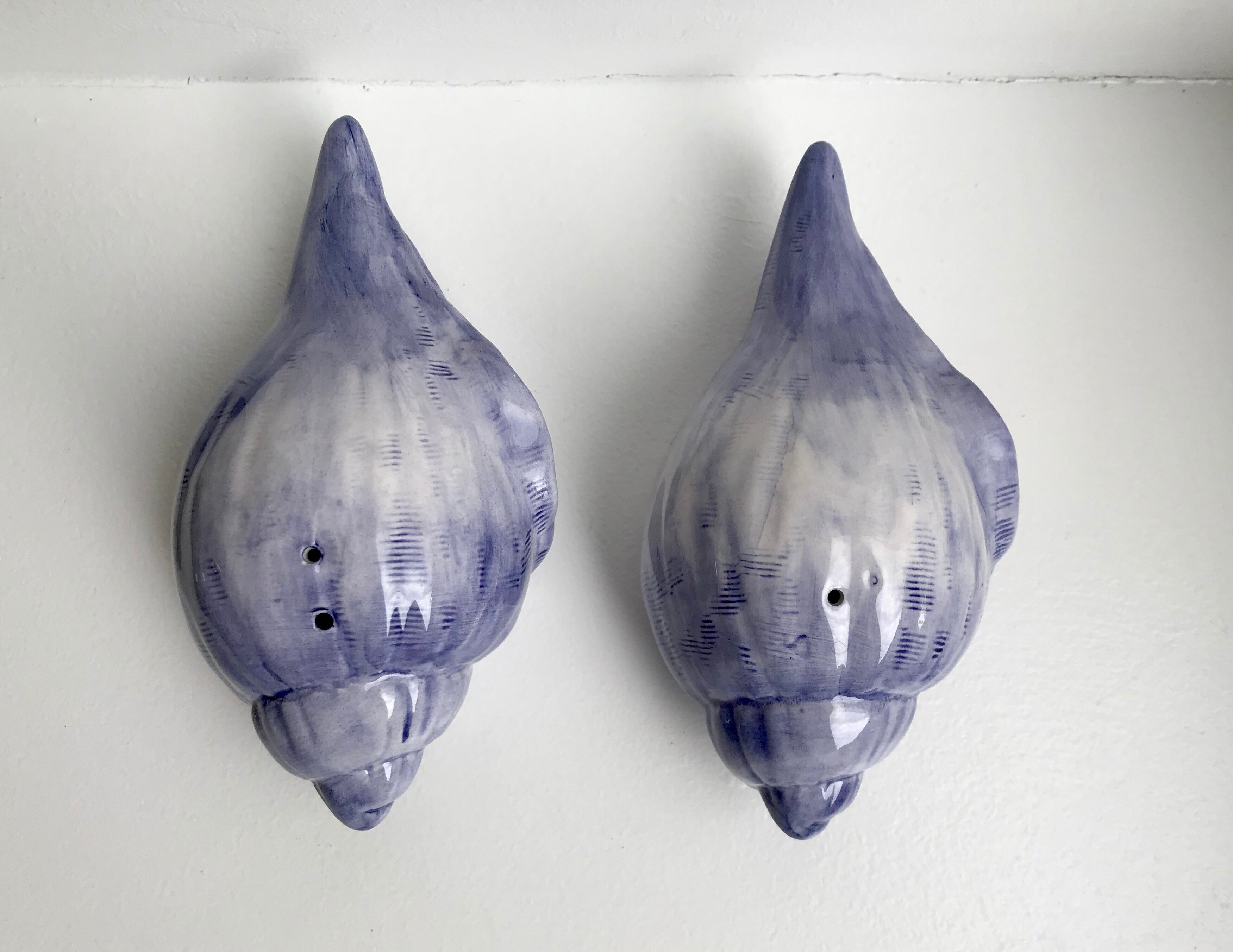 Duo of salt and pepper shaker in slurry shell pattern 70s