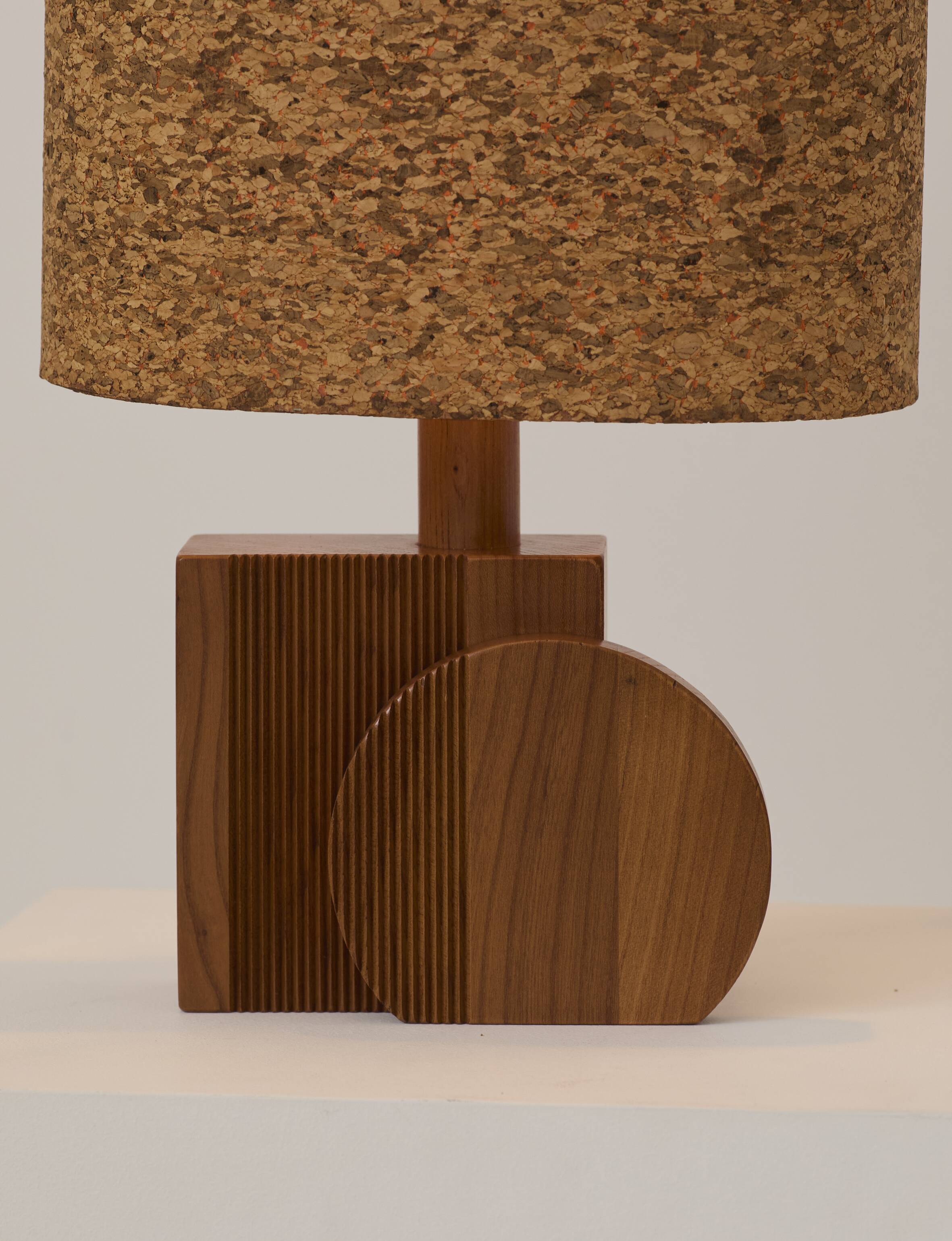 Paire de lampes artisanales en chêne massif et abat-jour en liège, circa 1970