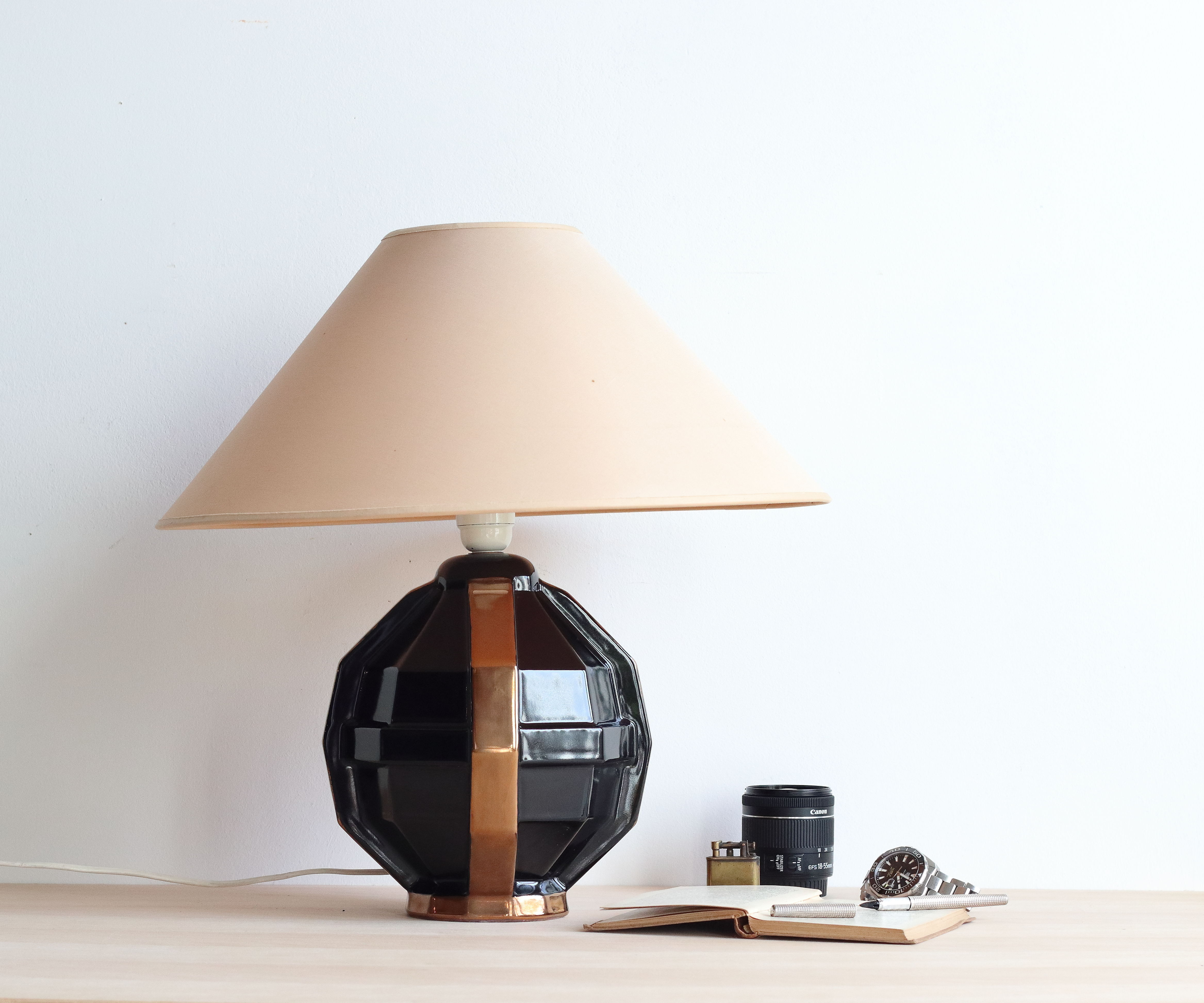 Lampe de bureau art déco en céramique noire et cuivrée signée Saint Clément