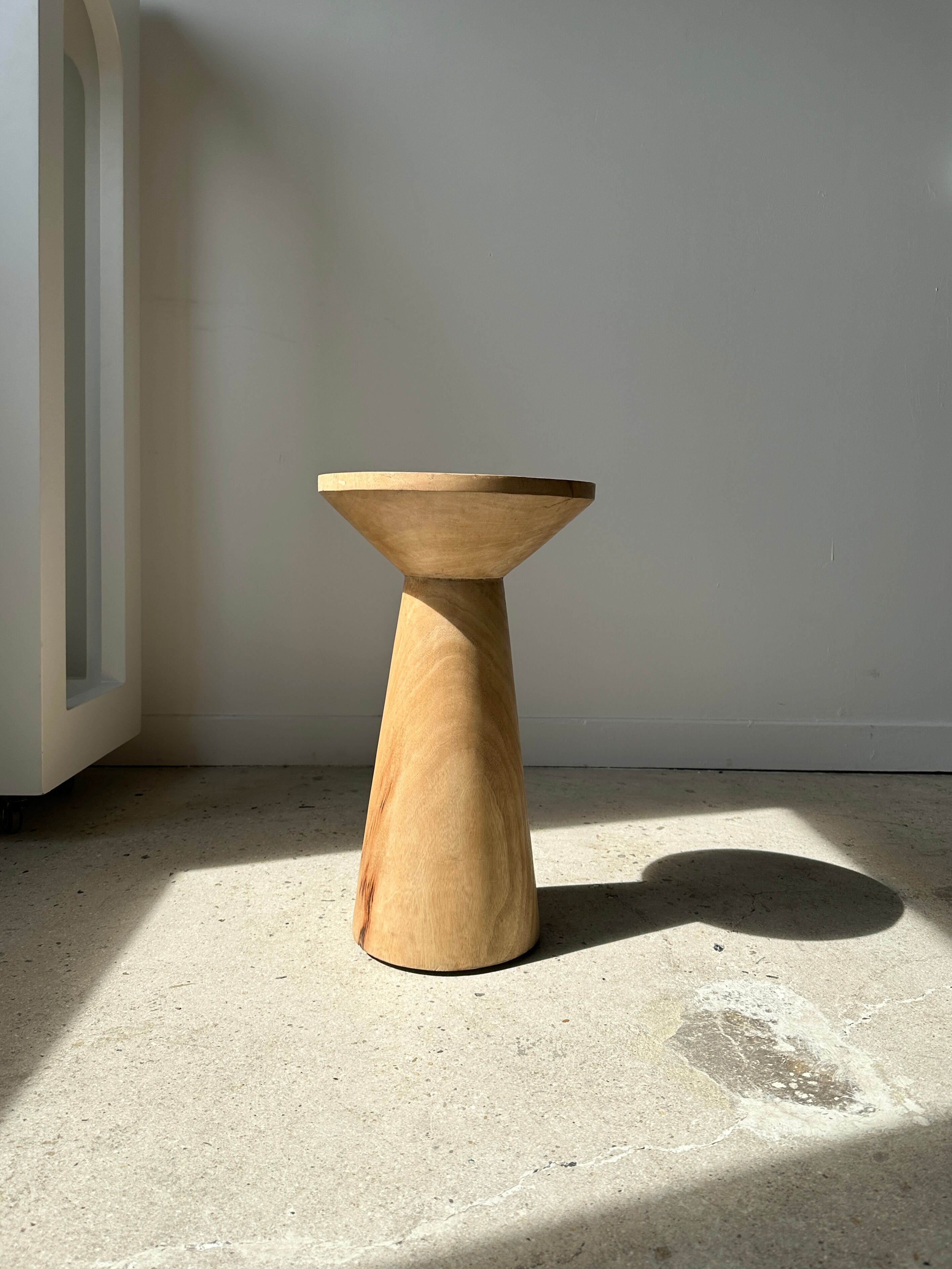 Side table, end of sofa in natural mango monoxyl conical tray H:50cm