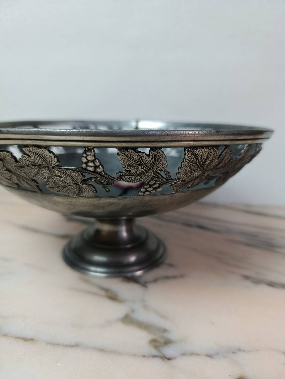 Fruit bowl in pewter