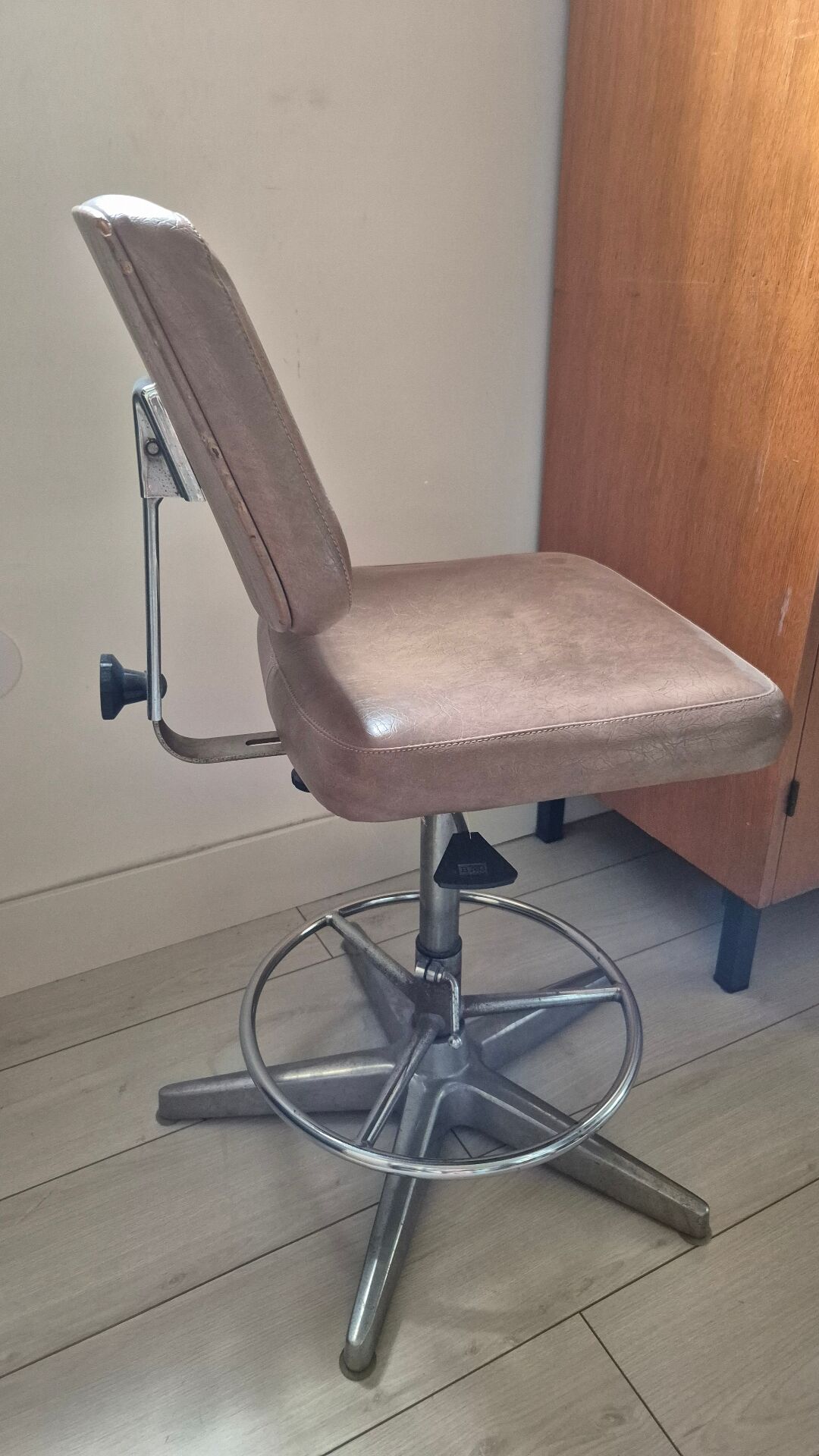 Laboratory chair