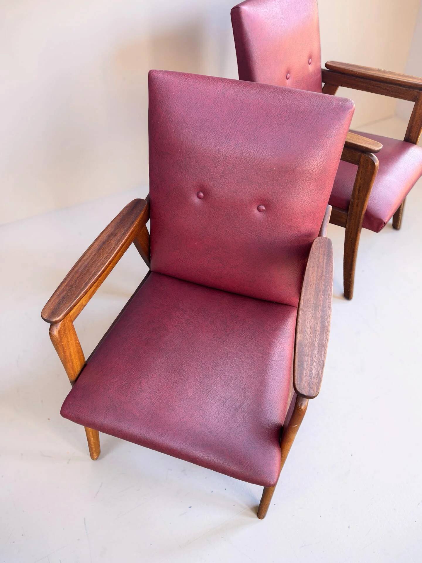 Vintage design armchair set – red skai and teak (1960s)