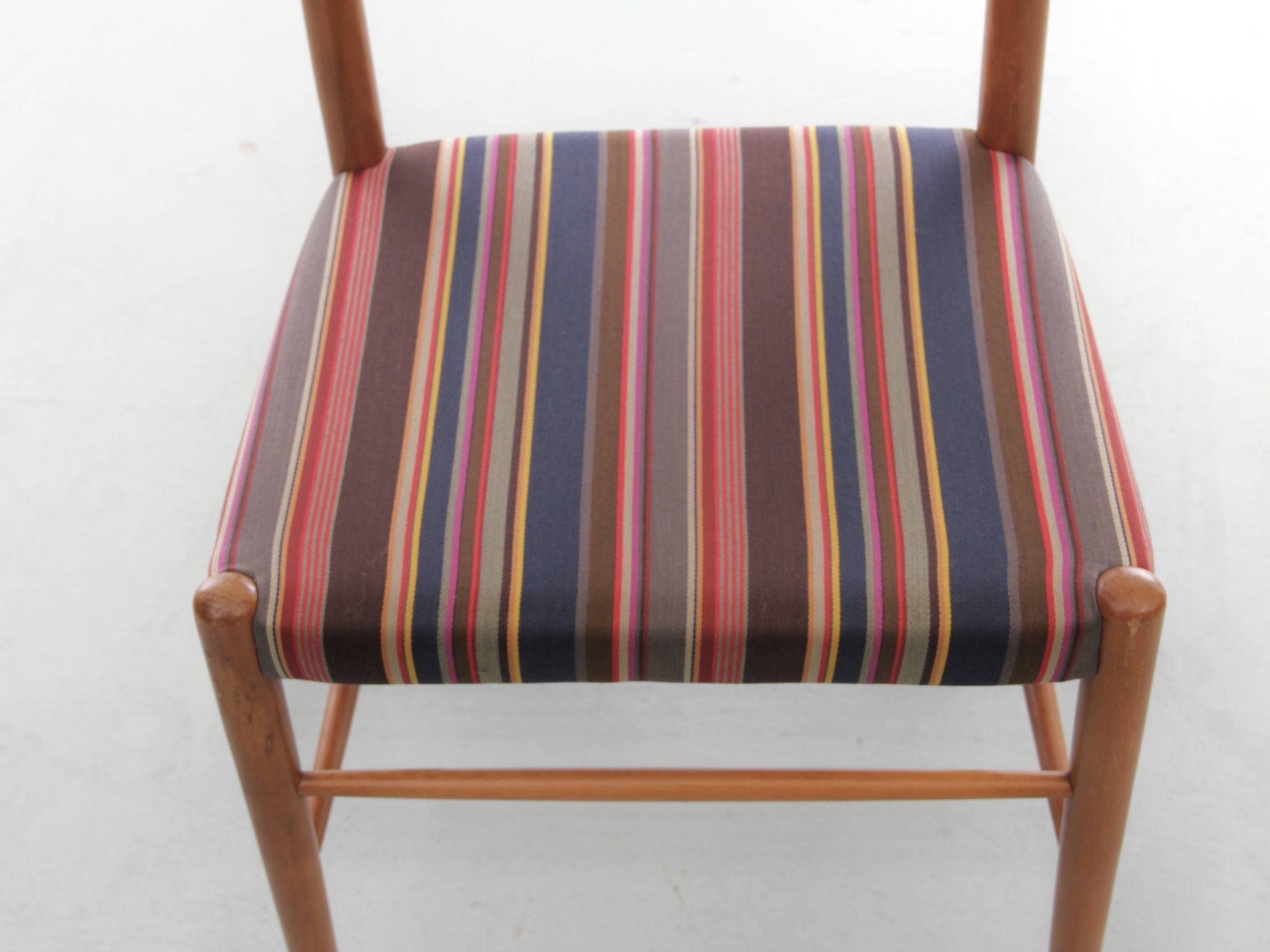 Suite de 4 chaises scandinave de Yngve Ekstrom, tissu Paul Smith
