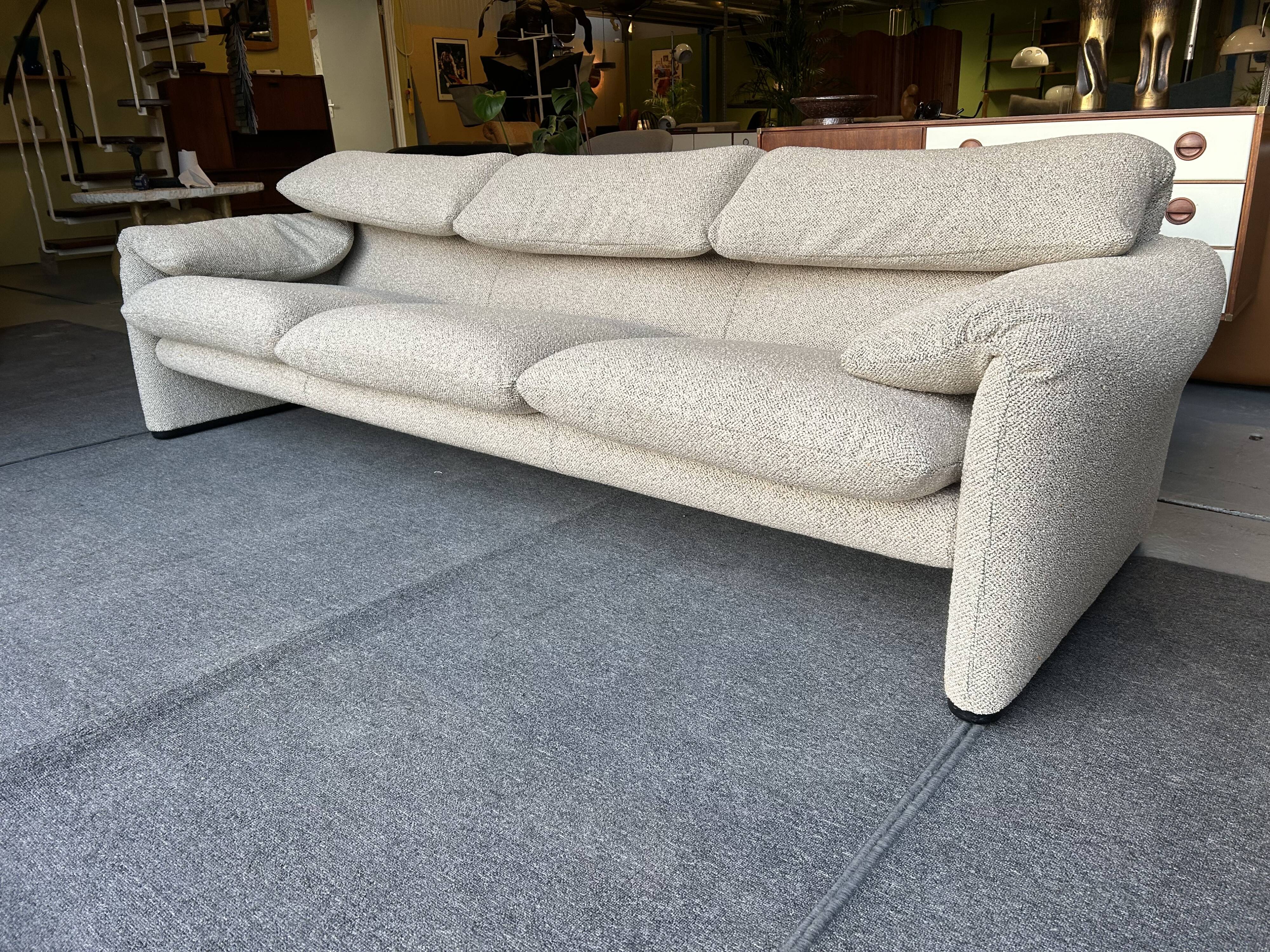 Vico Magistretti "Maralunga" Canapé 3 places nouvellement rembourré pour Cassina