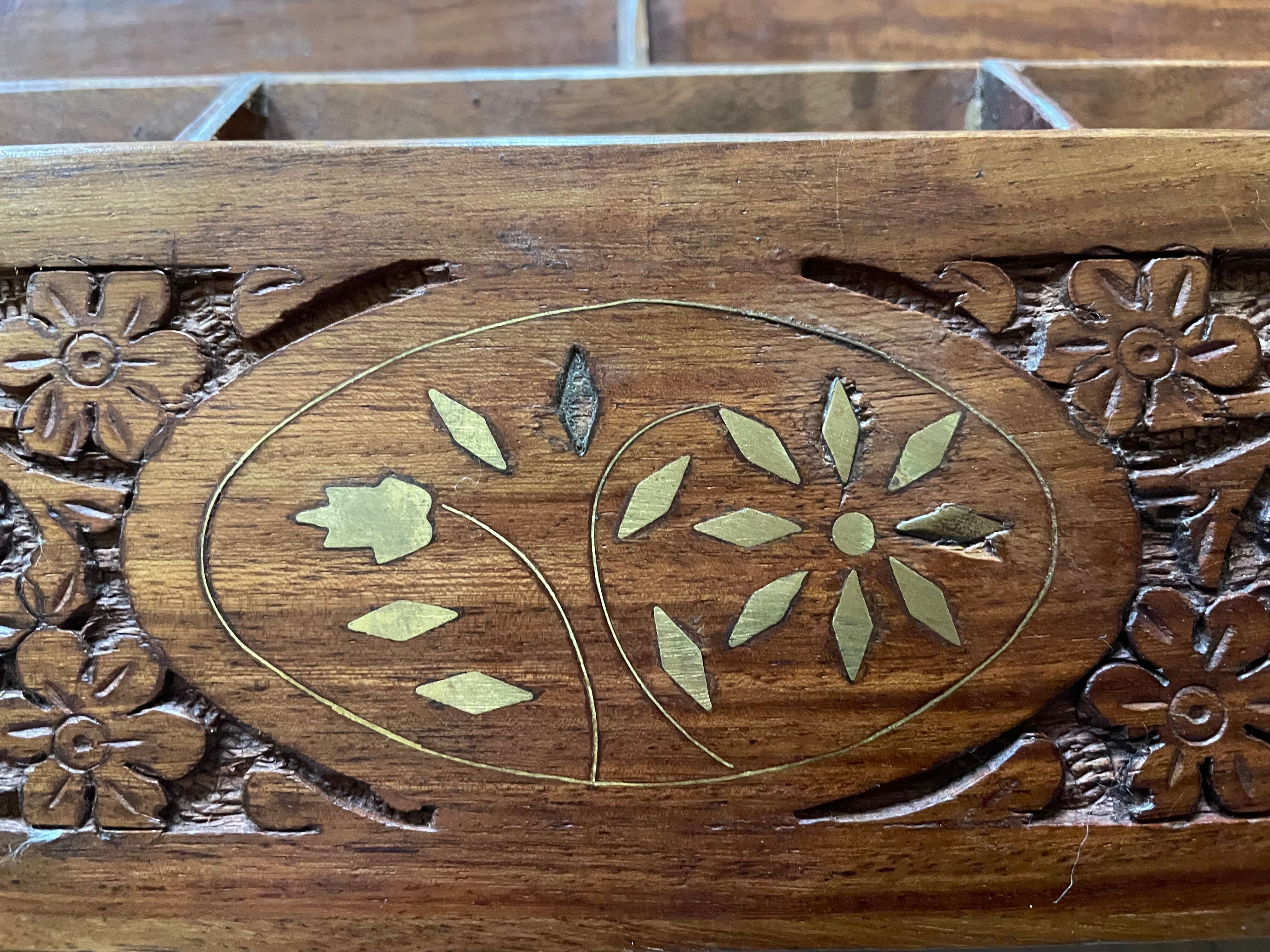 Porte courriers en bois sculpté