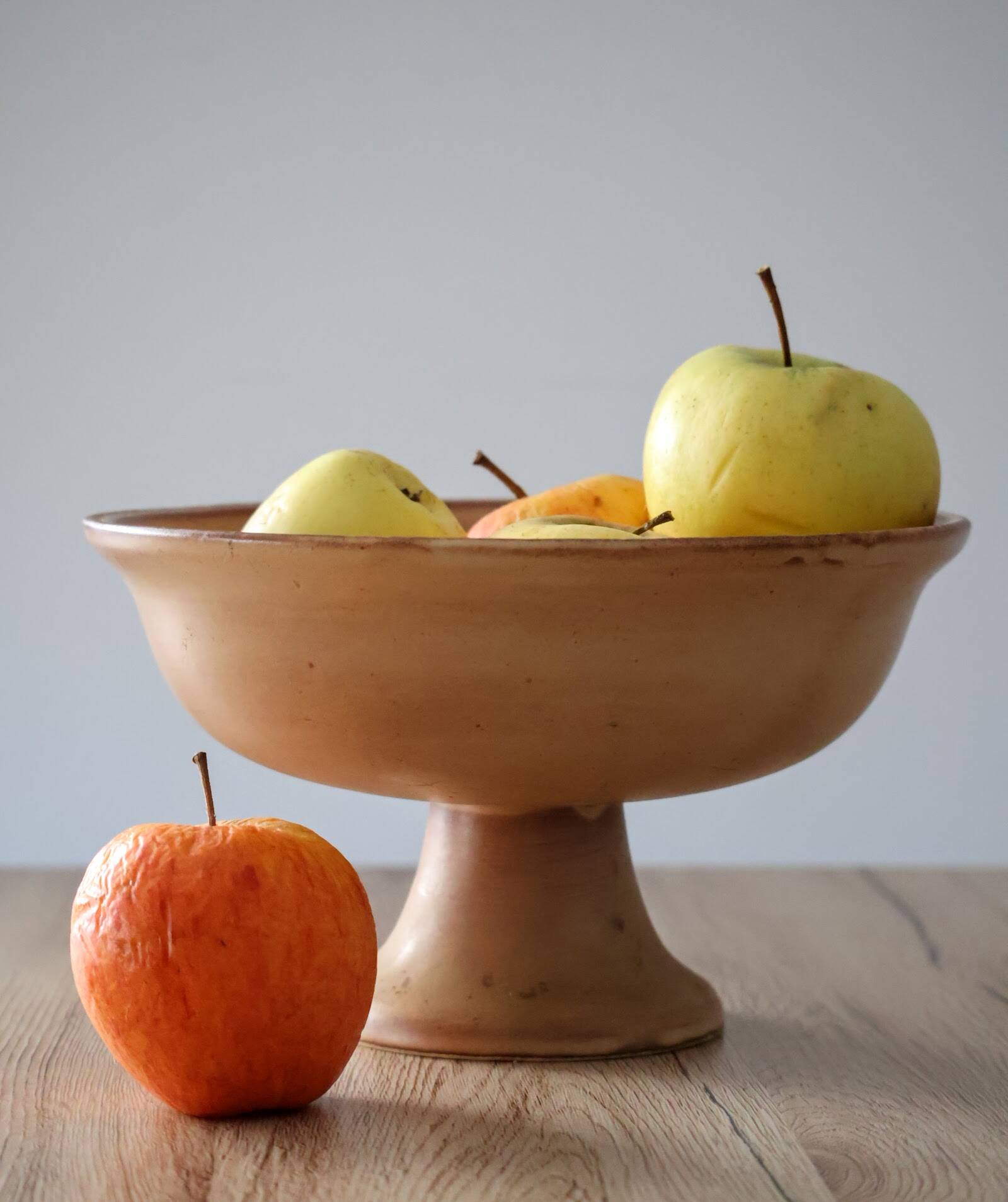 Compotier or fruit bowl on round terracotta base
