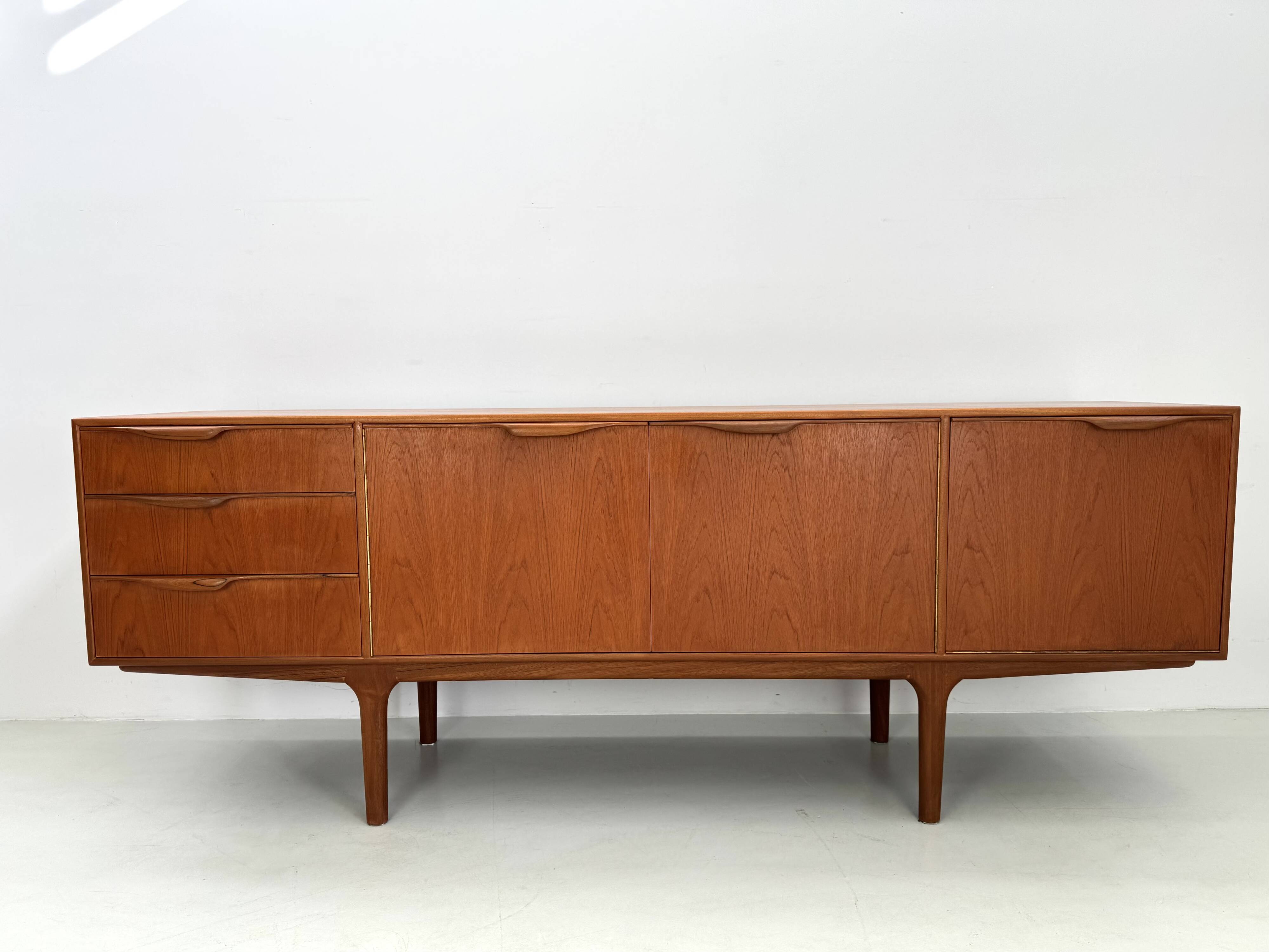 Buffet vintage par McIntosh, design de T. Robertson des années 1960.