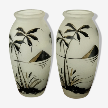 Paire de vases en verre peints