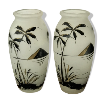 Paire de vases en verre peints