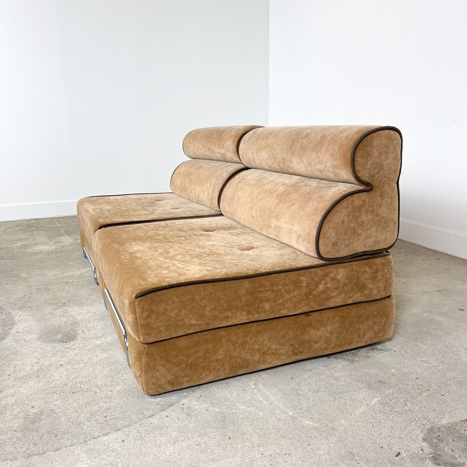 Vintage velvet two seater daybed design sleeper sofa