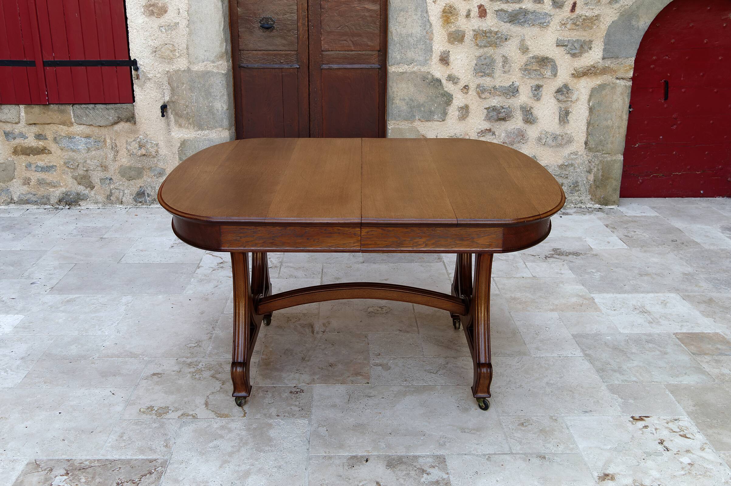 Dining room table by Maison Krieger, Art Nouveau, circa 1900, in solid oak