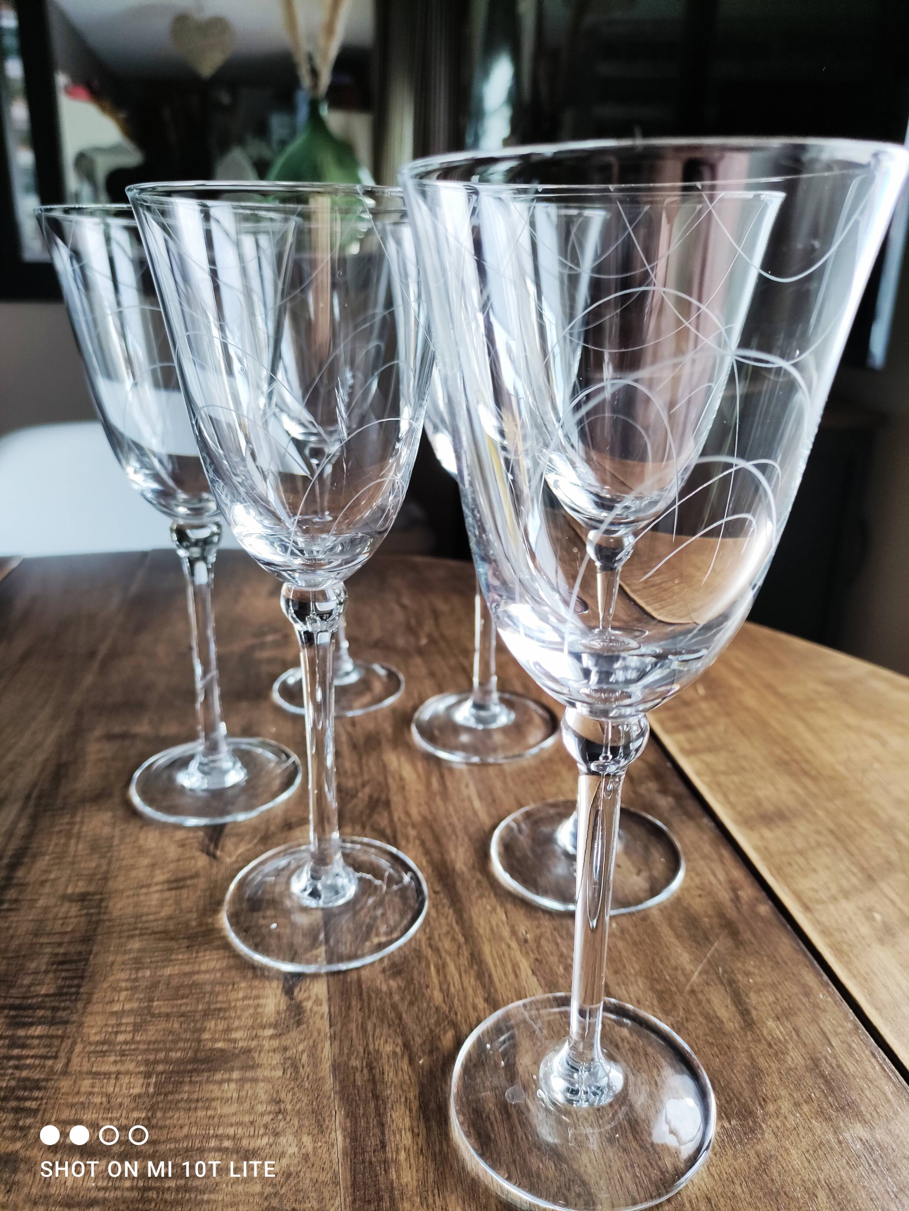 Set of 6 tulip shape wine glasses in voluted glass