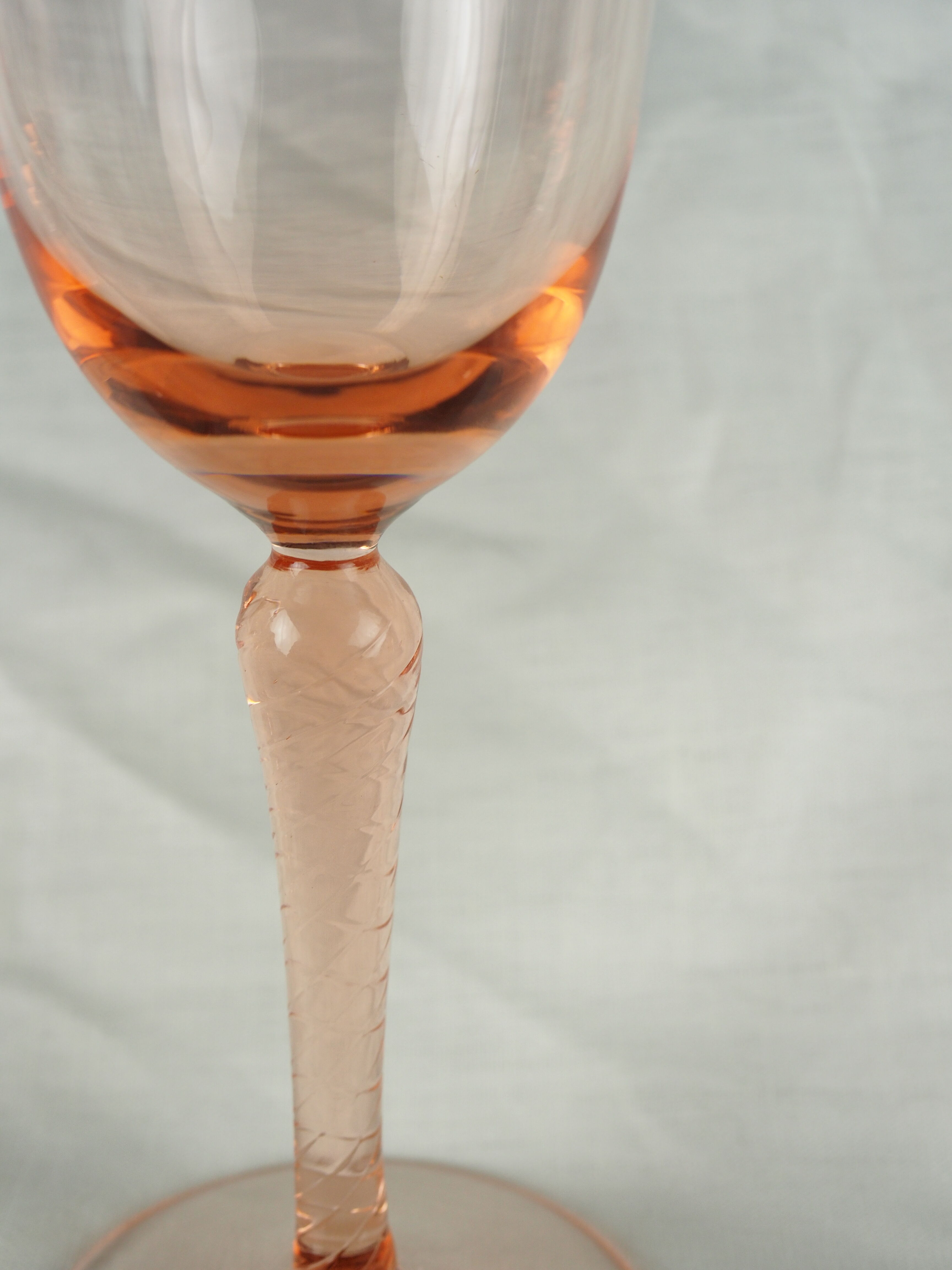 Set of 4 pink rosé glasses with twisted foot - 70s / 80s